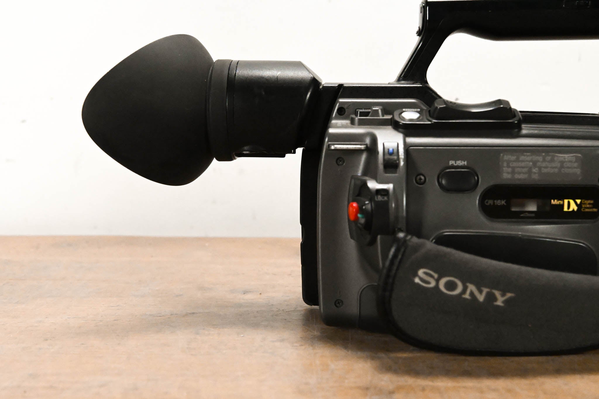Sony DSR-PD170 3-CCD Mini DVCAM Camcorder