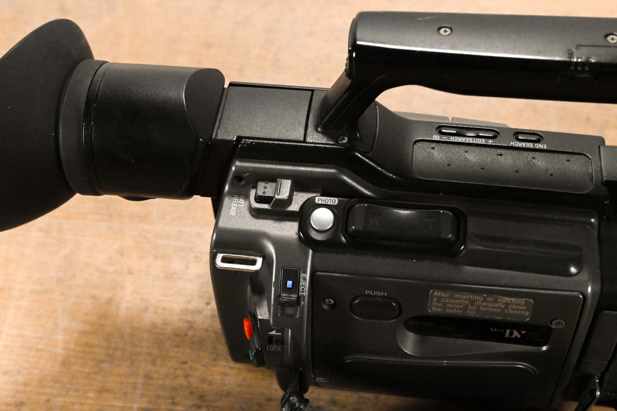 Sony DSR-PD170 3-CCD Mini DVCAM Camcorder