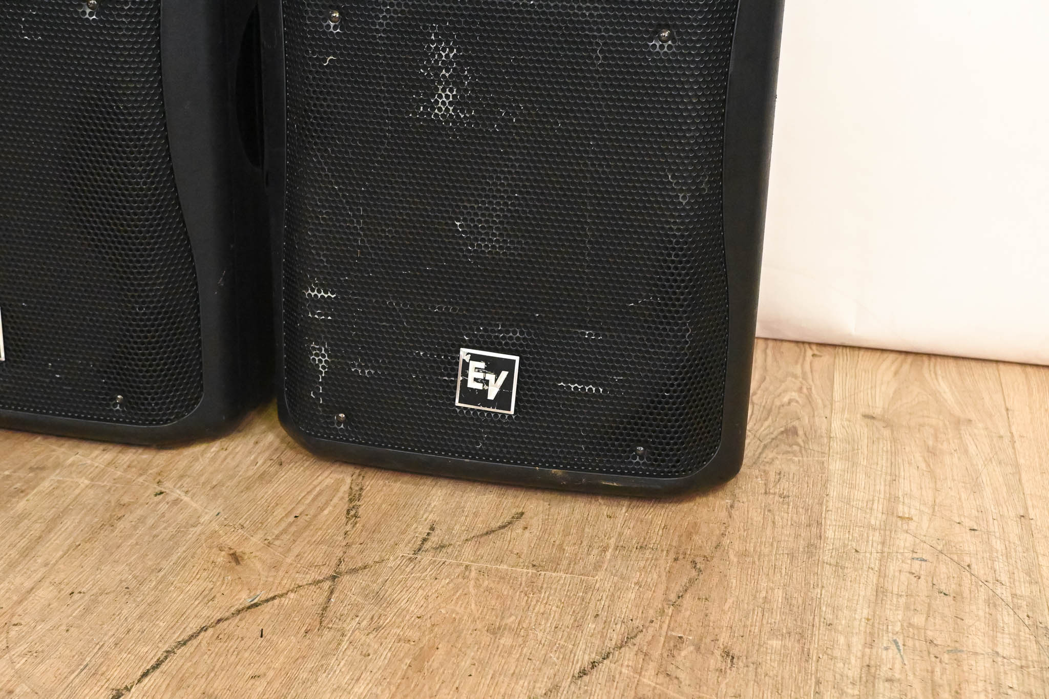 Electro-Voice (EV) ZX5-60 15" Passive 600W Speaker (PAIR) w/ Road Case