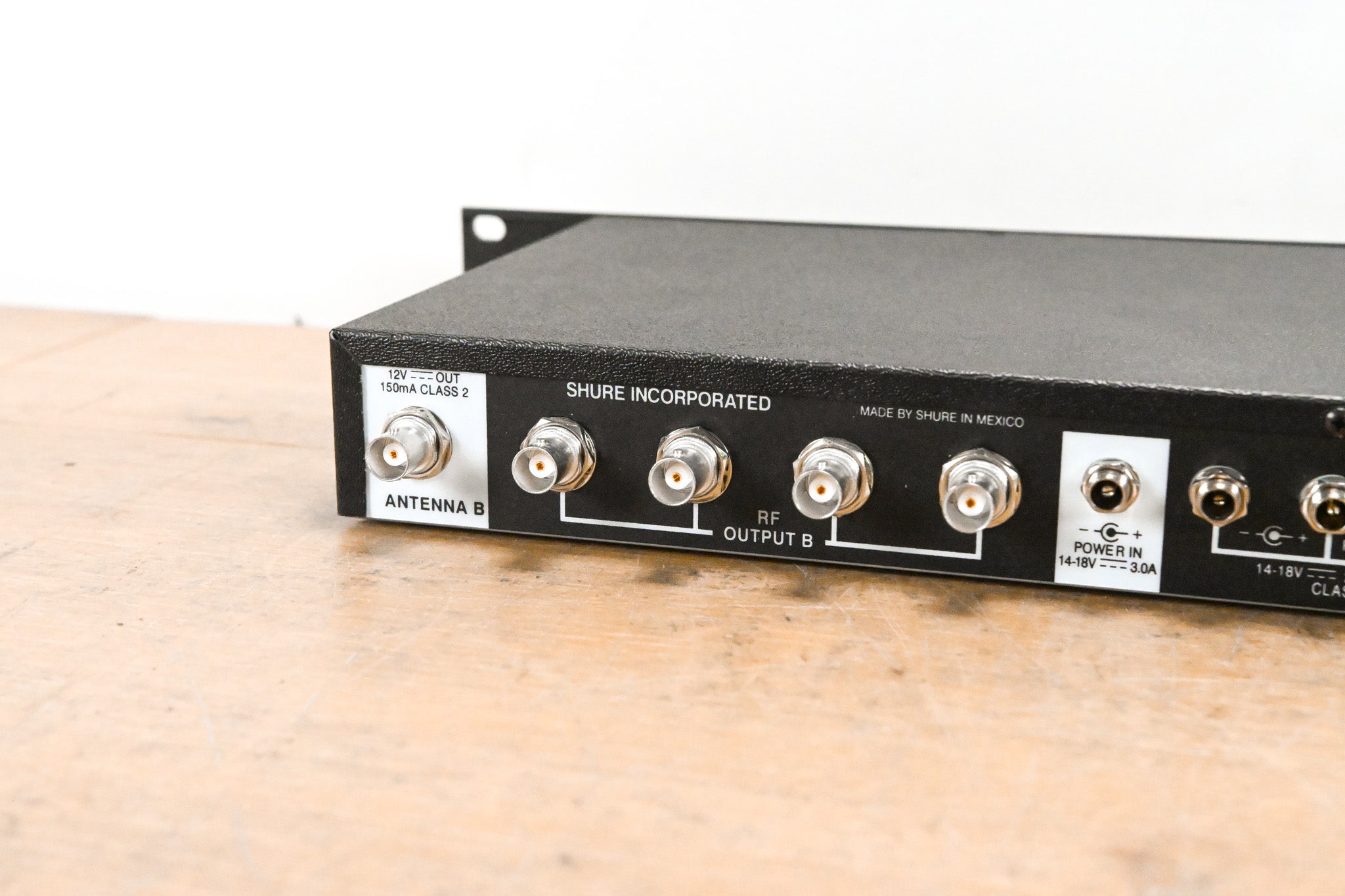 Shure UA844SWB Antenna Distribution System - 470-952 MHz (NO PSU)