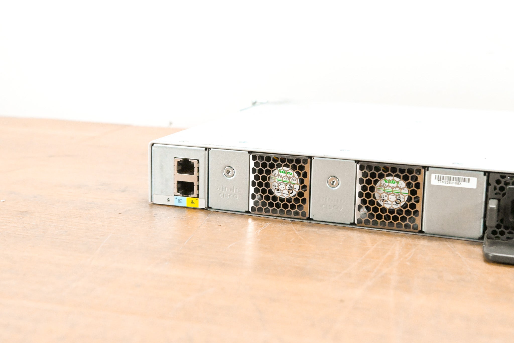 Cisco Catalyst C9200L-24T-4G-E V01 24-Port PoE+ Switch with 4x1G Uplinks