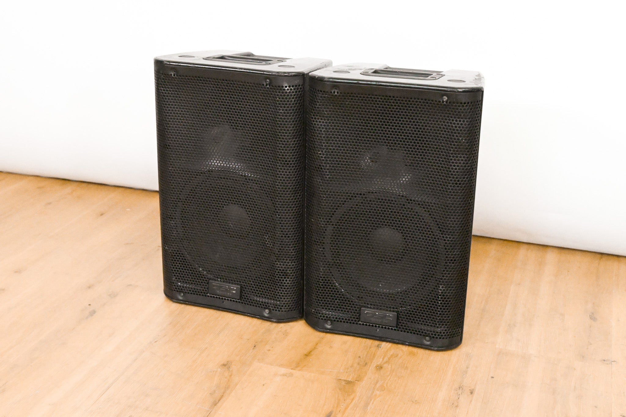 QSC K8 8" Two-Way 1000 Watt Powered Portable Loudspeaker (PAIR)