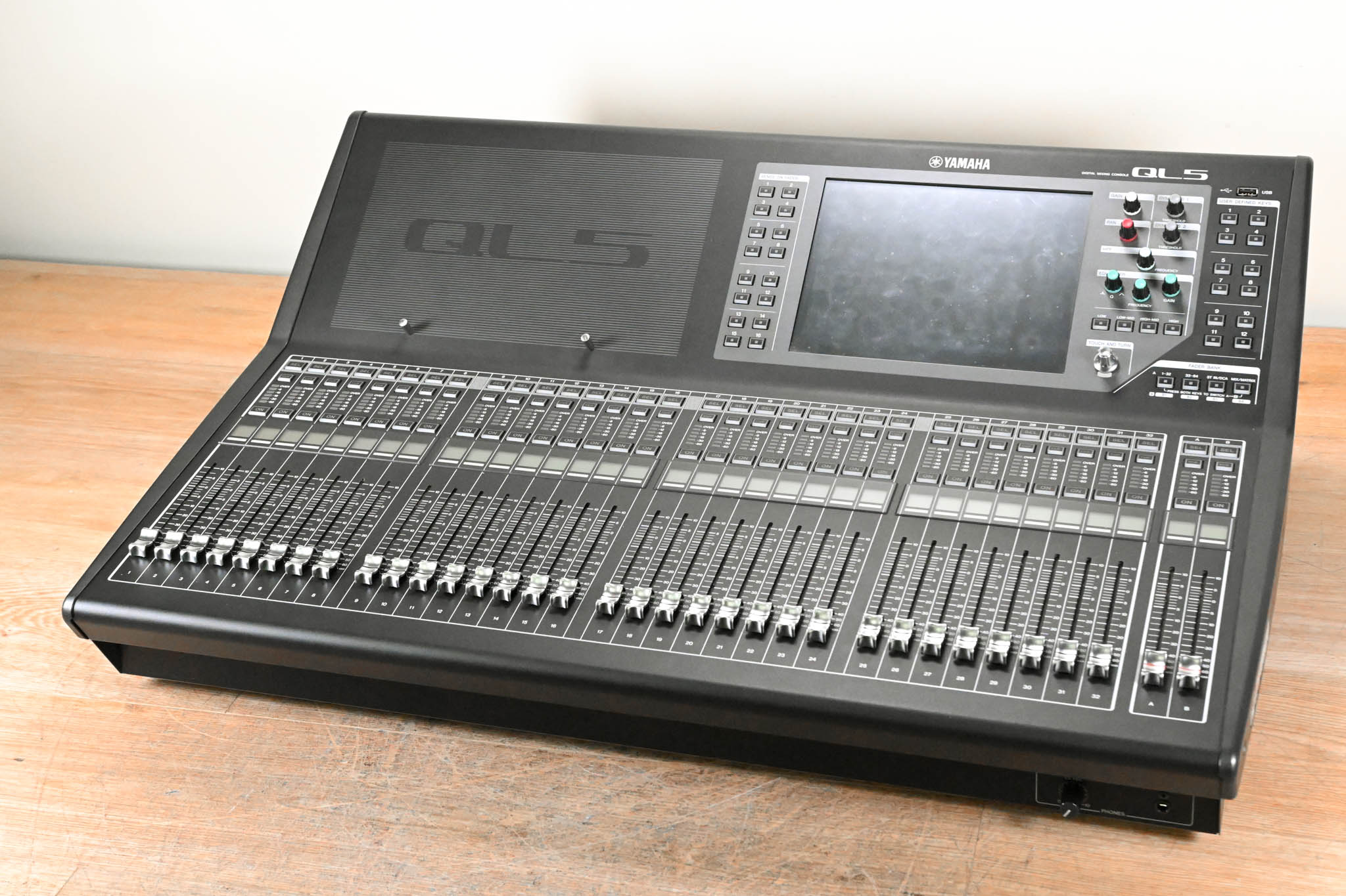 Yamaha QL5 64-Channel Digital Audio Mixing Console