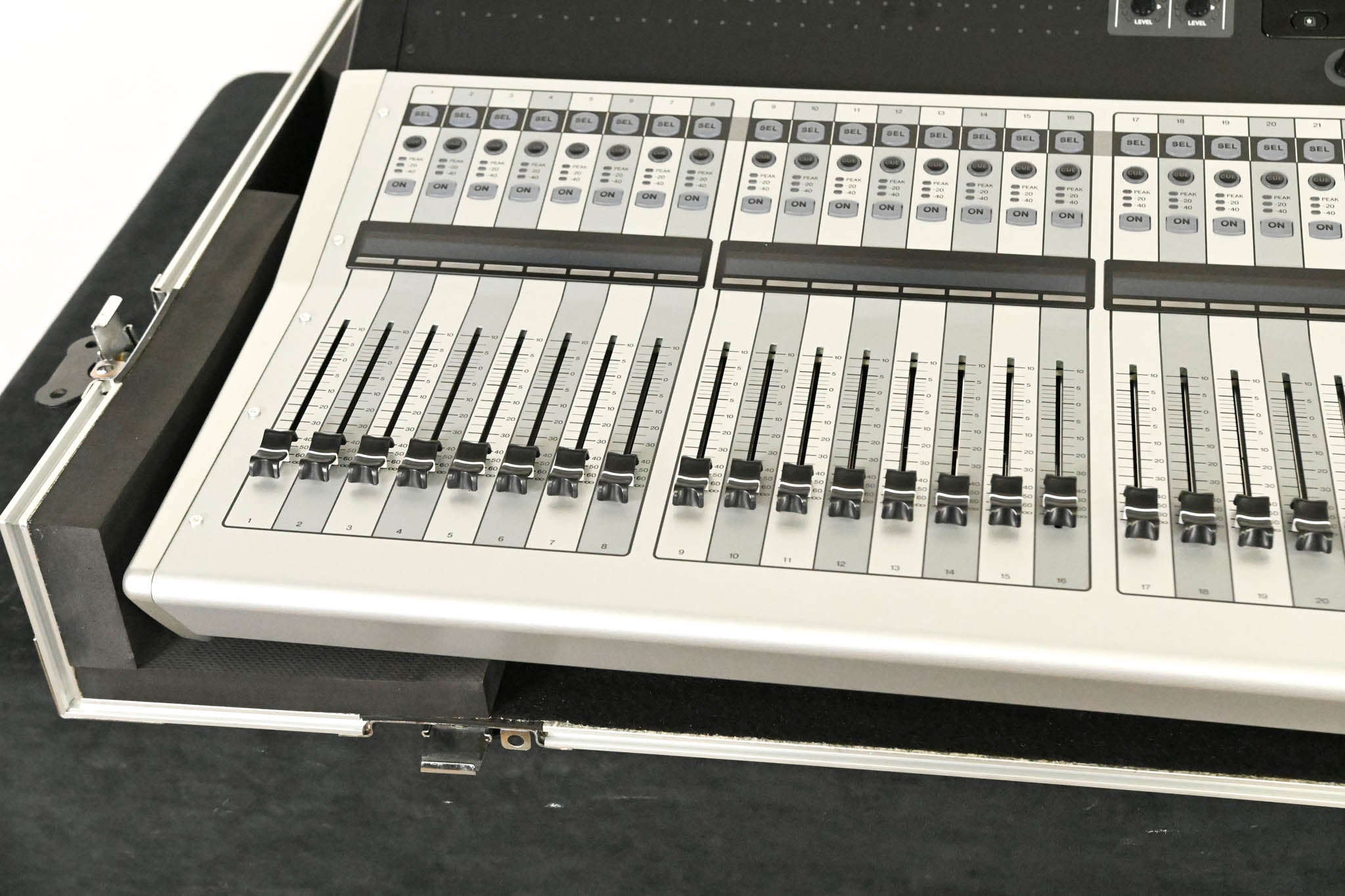 Yamaha TF5 32-Input Digital Mixing Console with Road Case