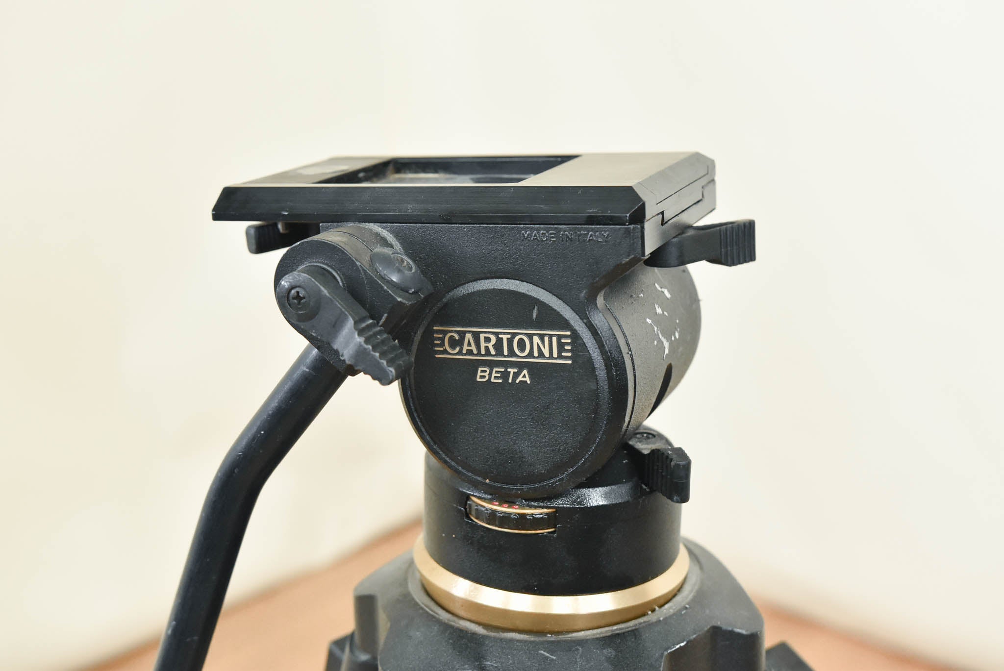 Cartoni Beta Fluid Head with One-Stage Metal Tripod