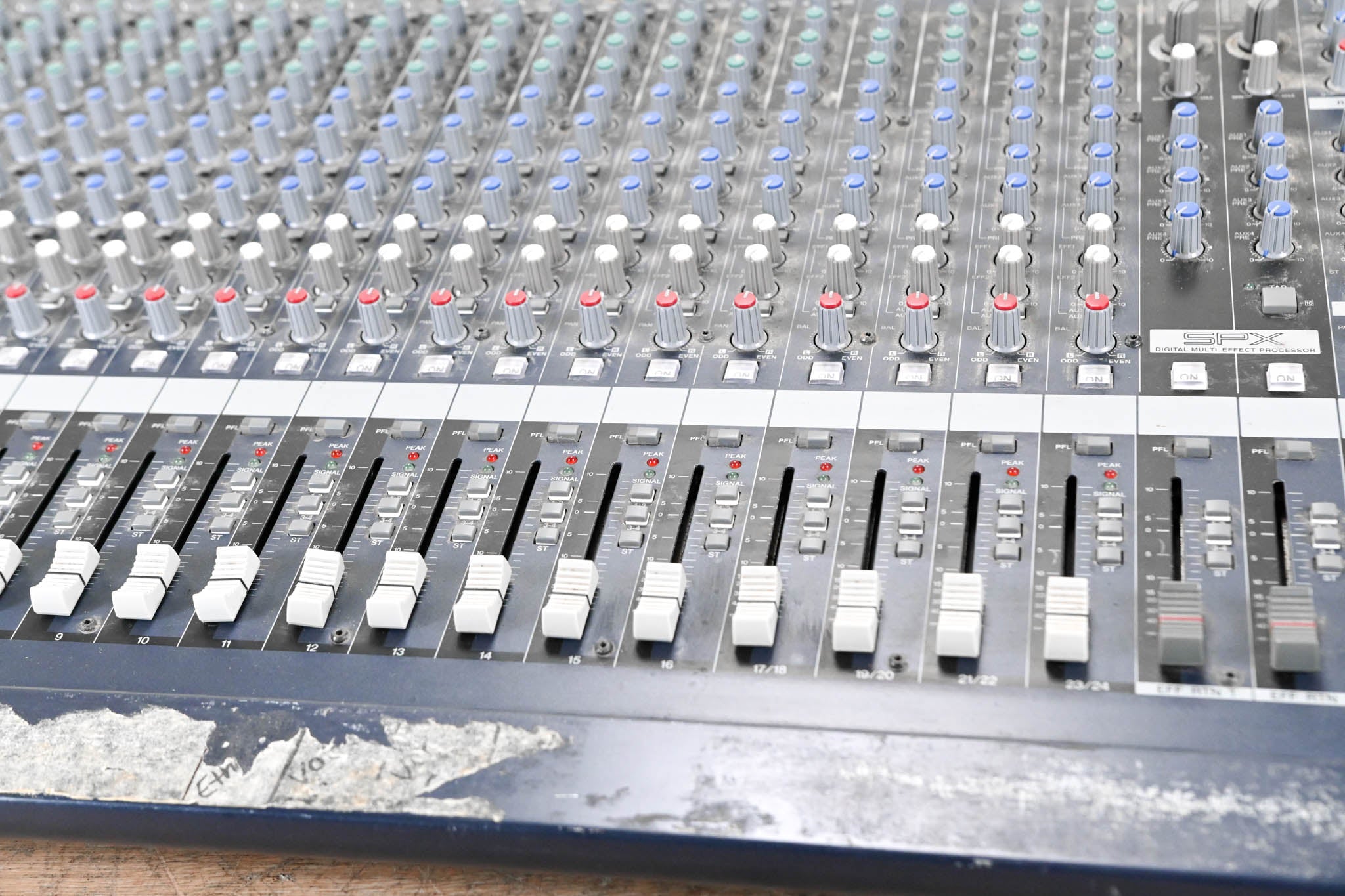 Yamaha MG24/14FX 24-Input 14-Bus Mixing Console with Effects