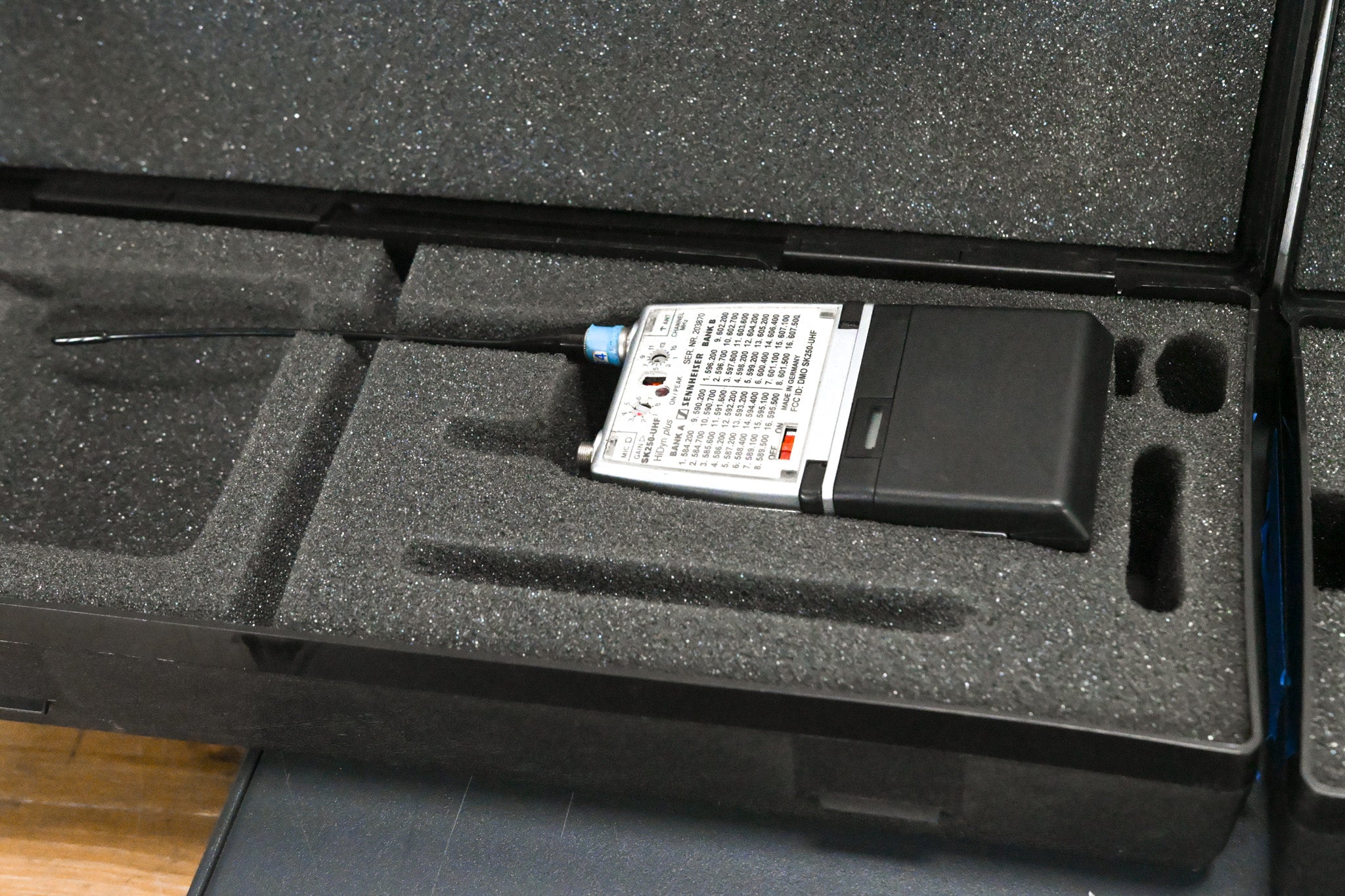 Sennheiser EM 3032-U Mikroport Receiver w/ SK250 Bodypacks 584-608 MHz