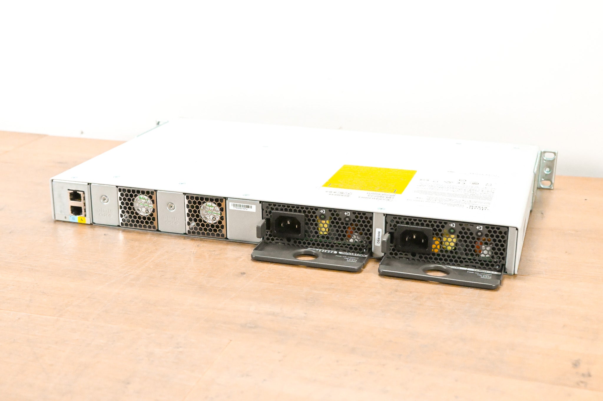 Cisco Catalyst C9200L-24T-4G-E V01 24-Port PoE+ Switch with 4x1G Uplinks