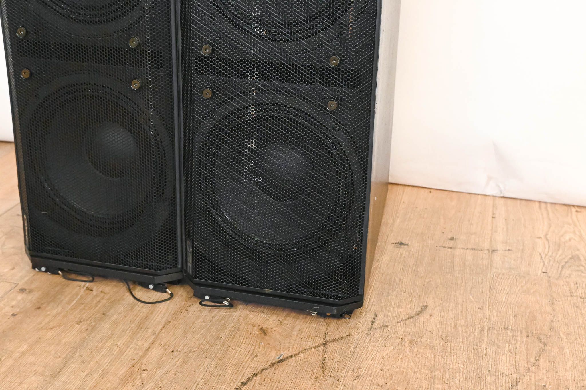 QSC WideLine-10 Dual 10-Inch Wide Line Array Speaker (PAIR)