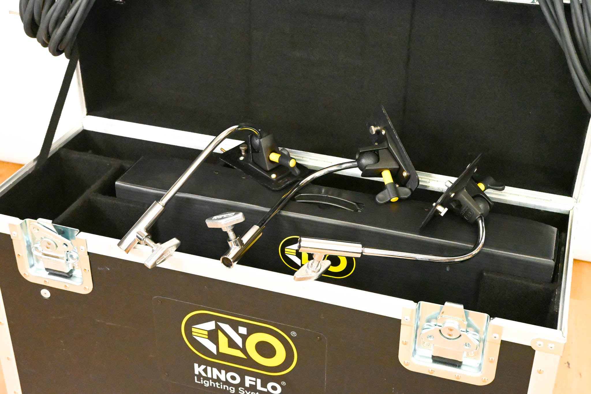 Kino Flo KIT-3NT-120U 2' 4Bank 3-Light Interview Kit w/ 12 Lamps & Case