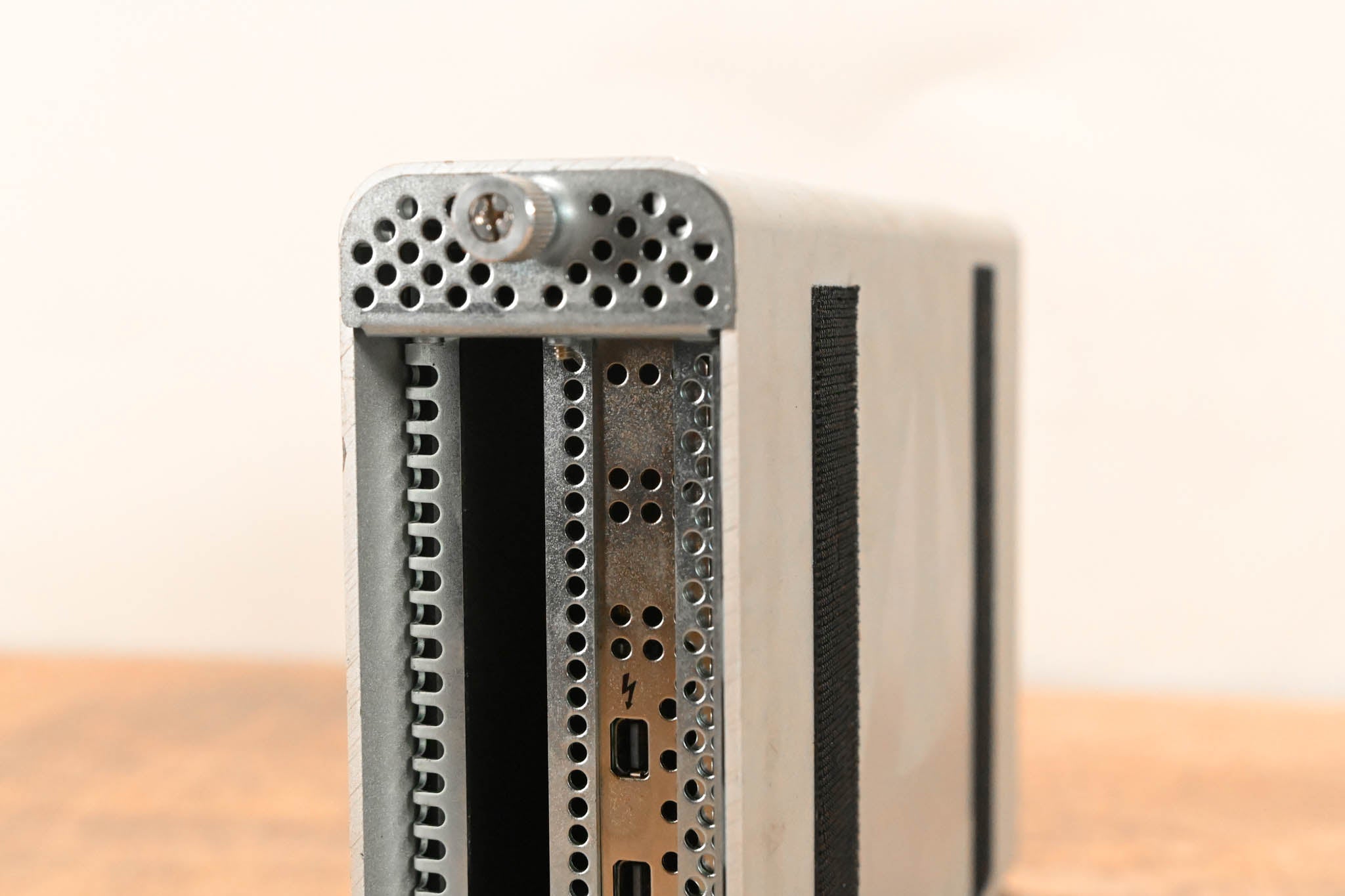 Magma EB1T ExpressBox 1T Thunderbolt 2 to PCIe Expansion Chassis NO PSU