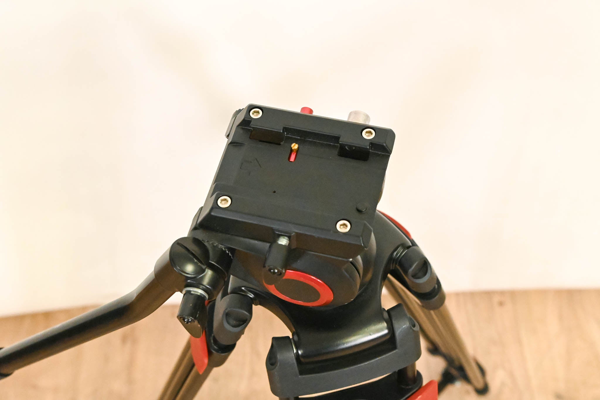 Neewer TP37 74" Video Tripod with Fluid Head