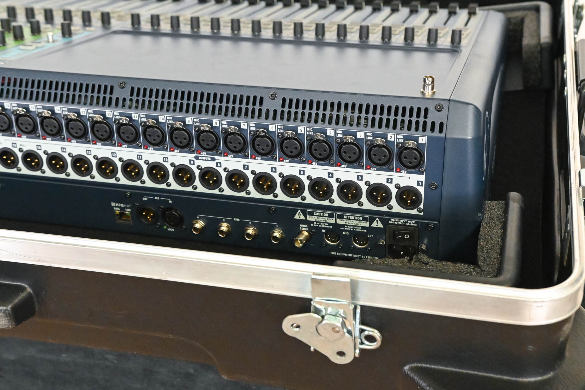 Soundcraft Si Expression 3 32-Channel Digital Mixer with SKB Case
