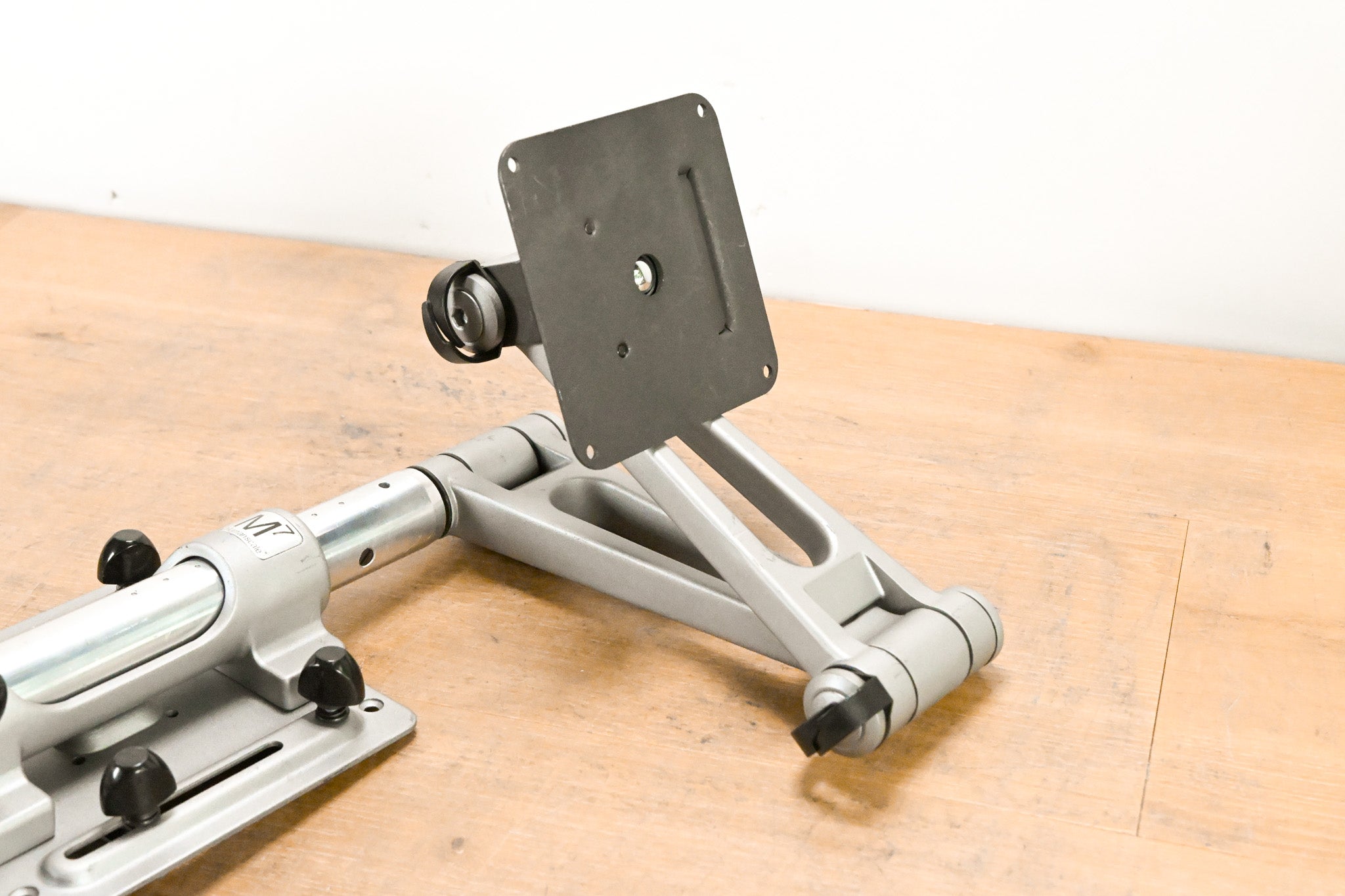 Humanscale M7 Adjustable Monitor Arm
