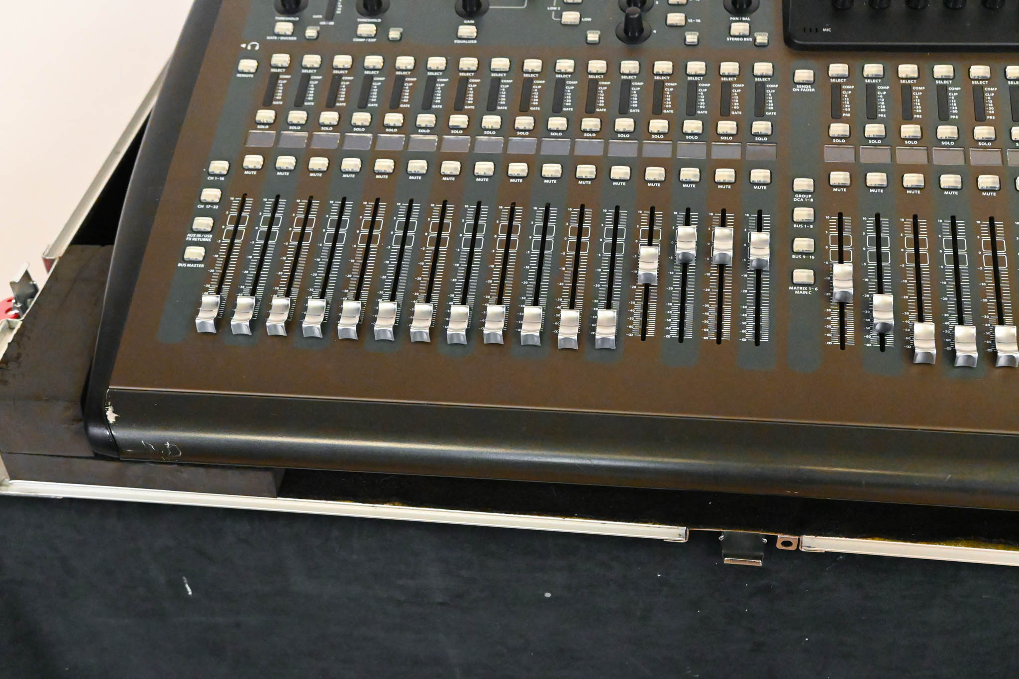 Behringer X32 40-Channel Digital Mixing Console with Road Case