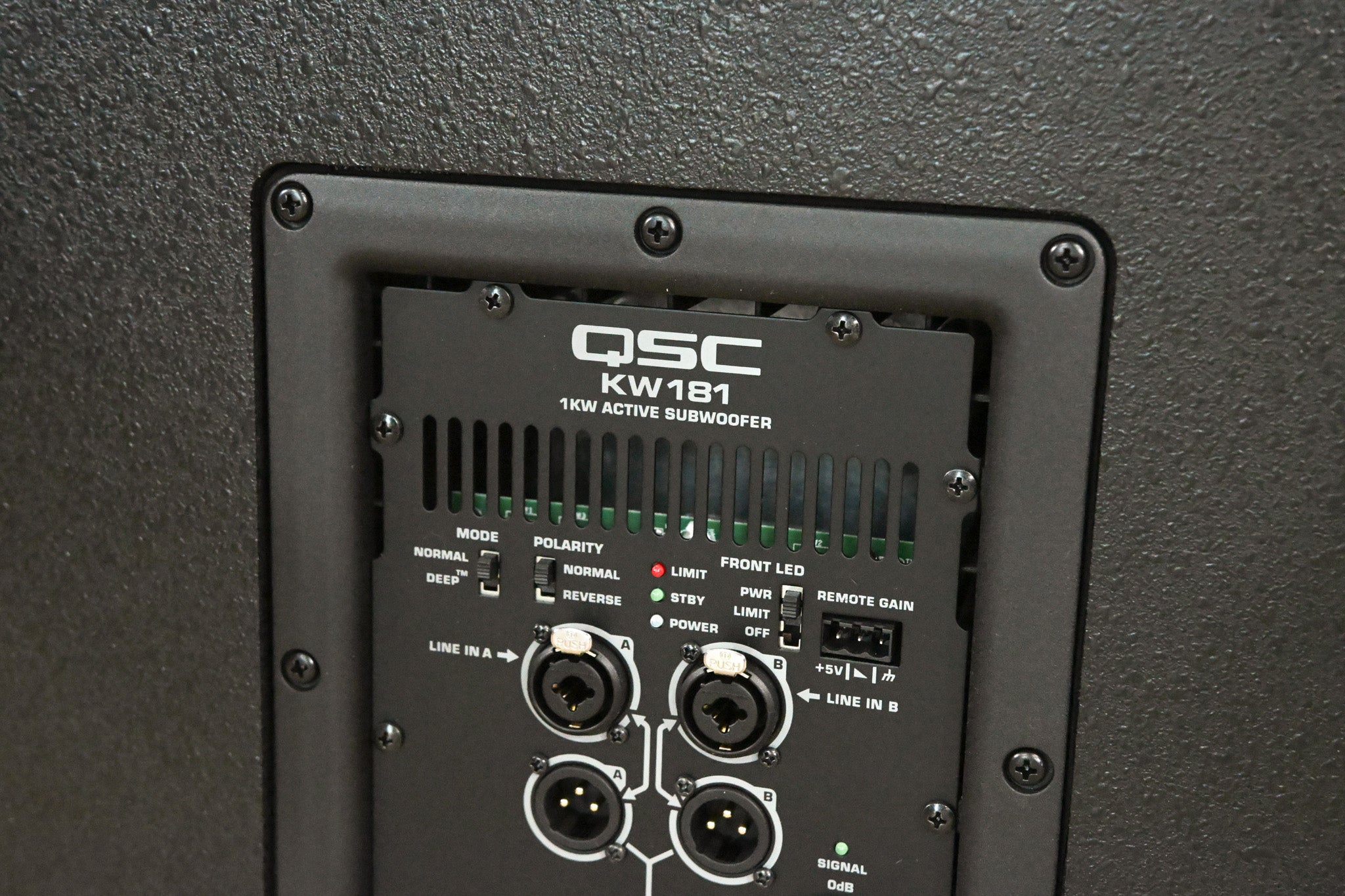 QSC KW181 1000W 18" Powered Subwoofer