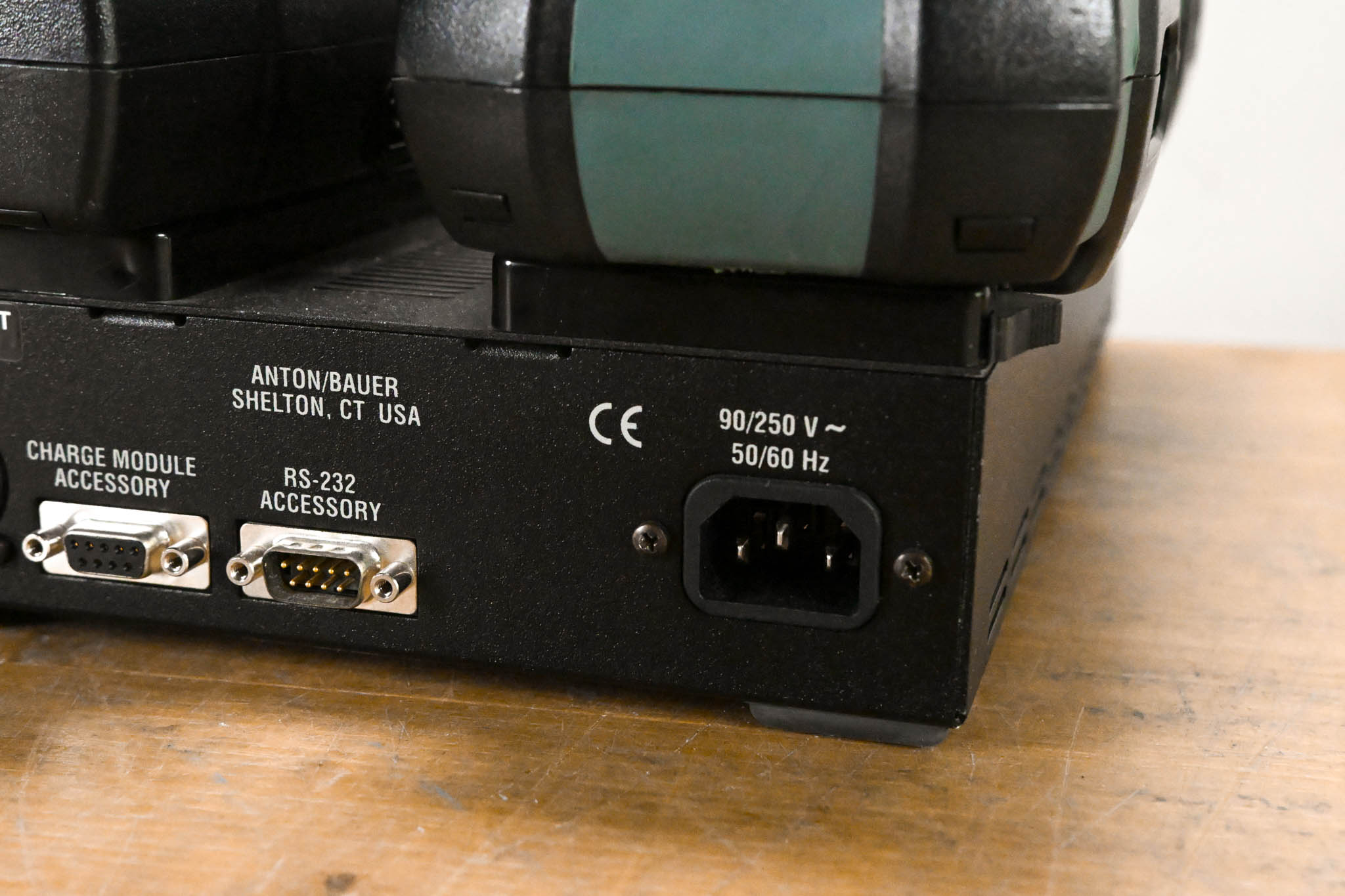 Anton Bauer Q-2702 Interactive 2000 QUAD PowerCharger w/ 4x Batteries