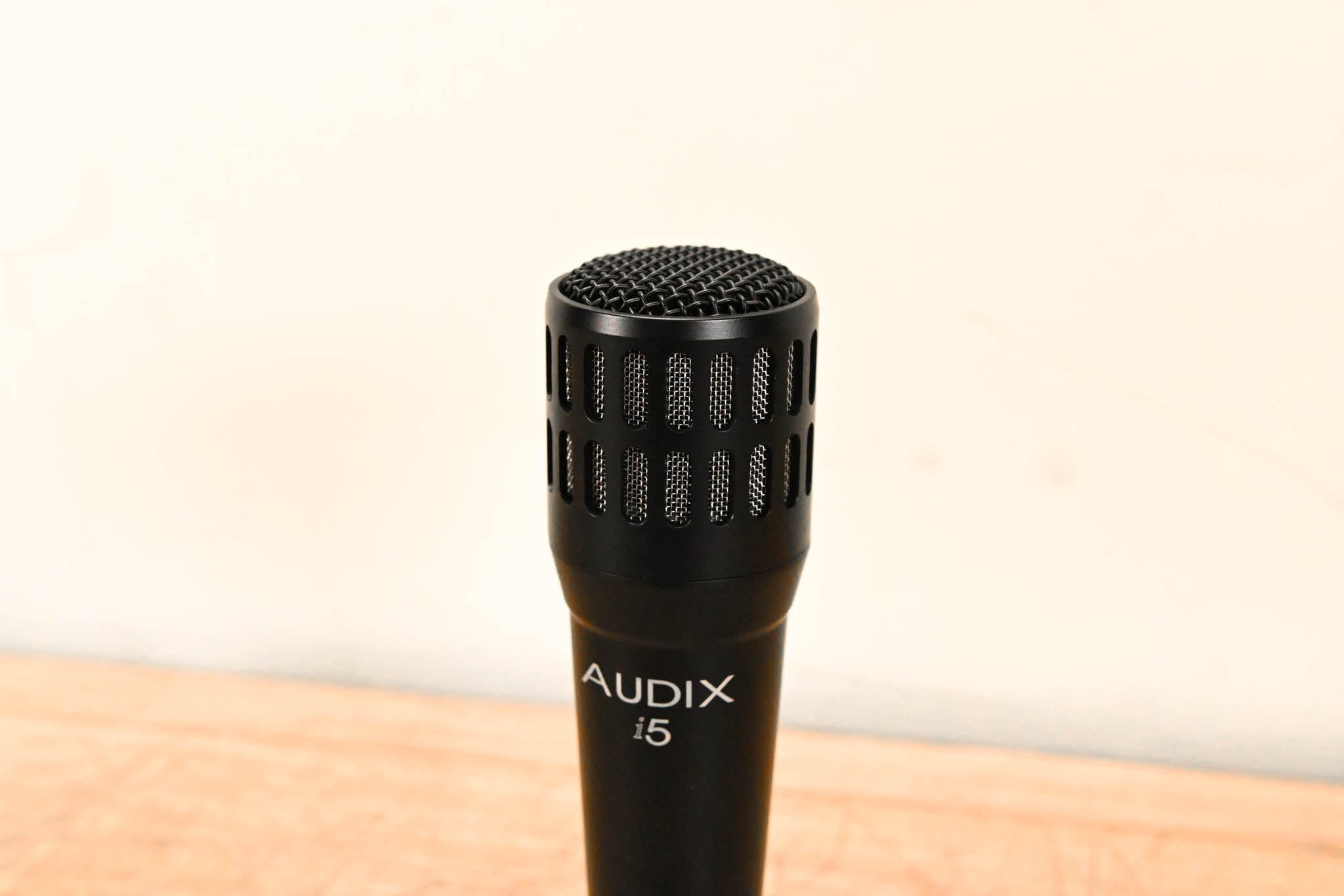 Audix i5 Cardioid Dynamic Instrument Microphone w/ CabGrabber Mic Clamp