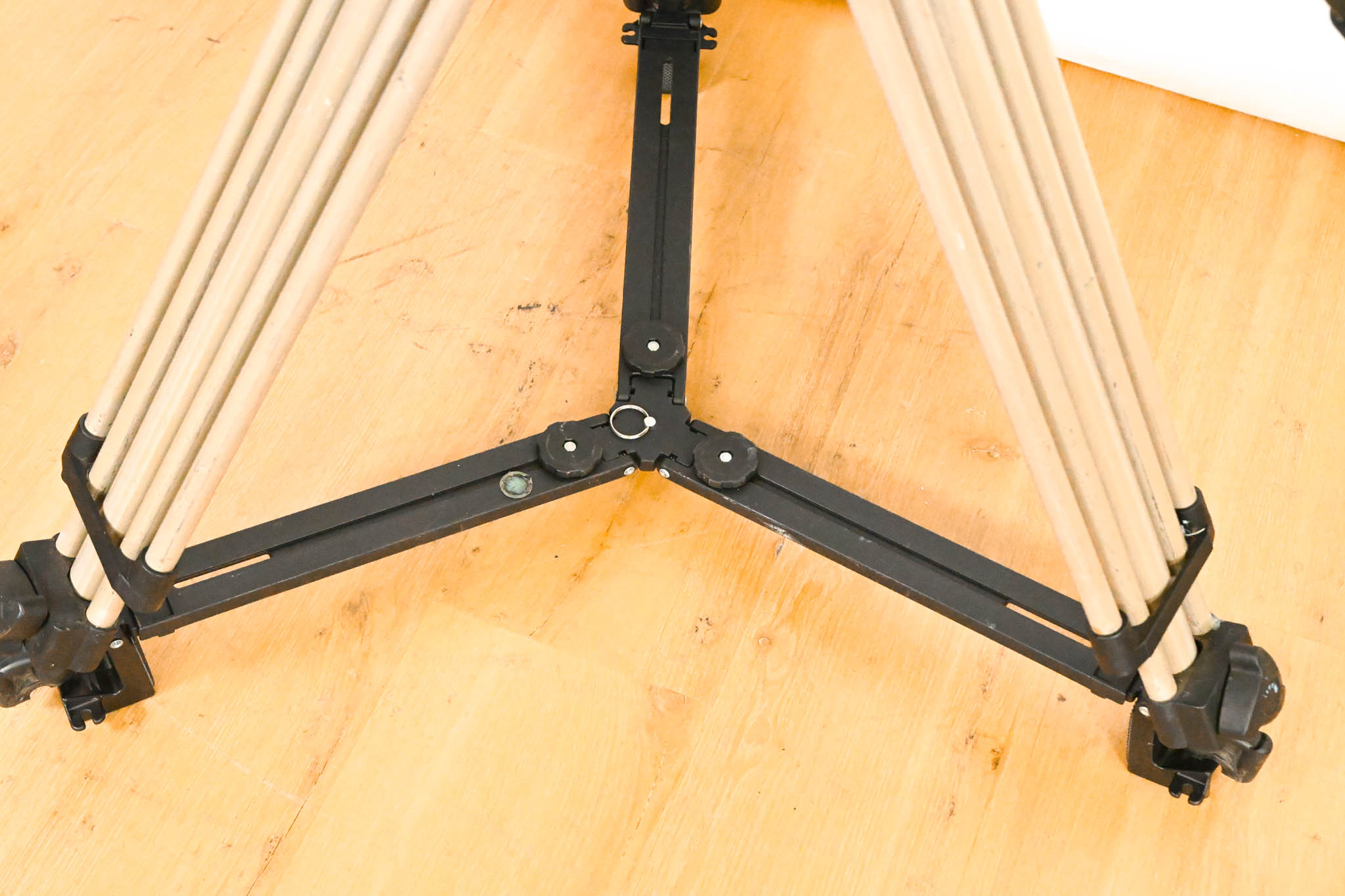 Vinten Vision 12 SD Fluid Head with Aluminum Tripod