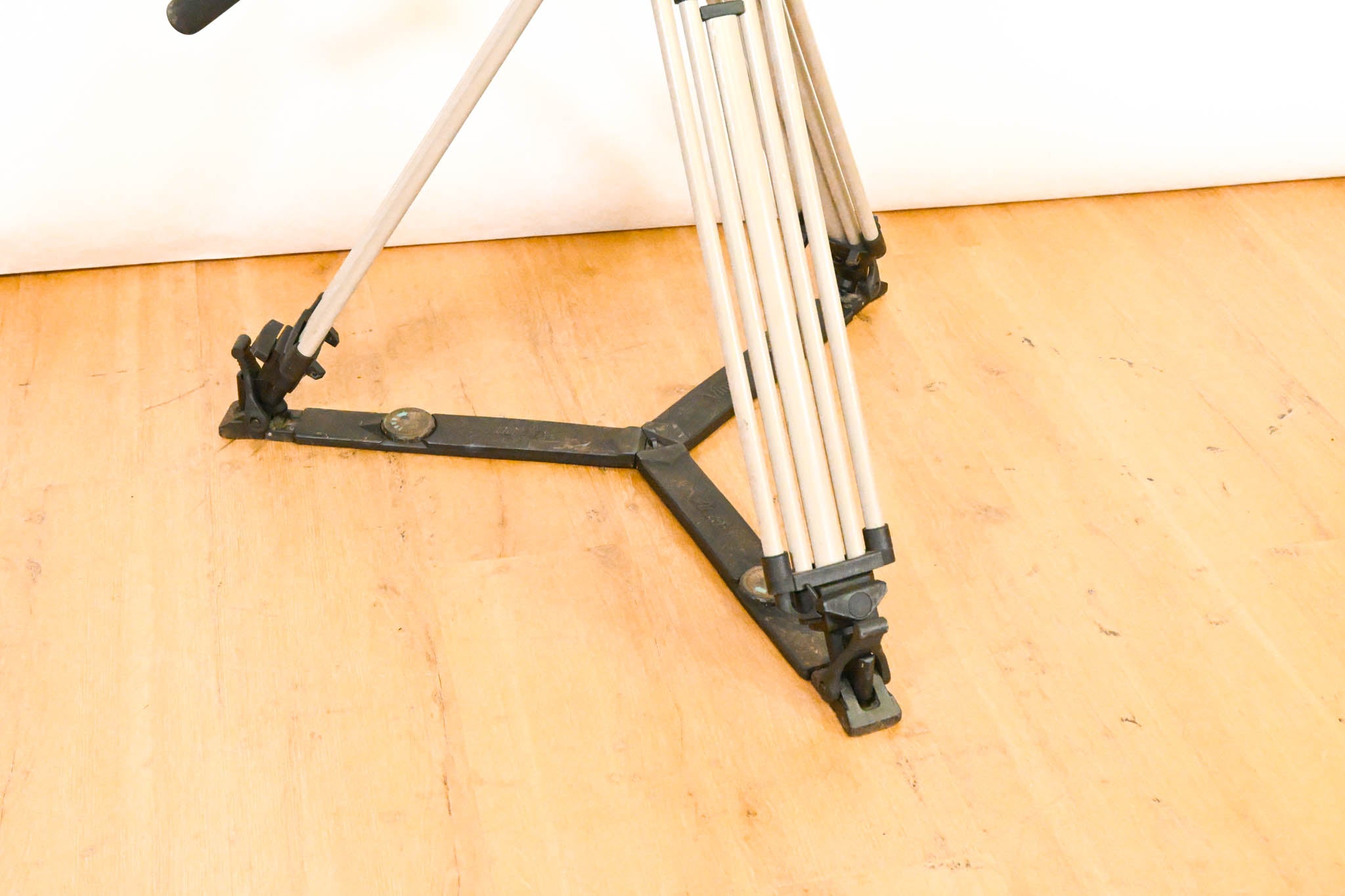 Vinten Vision 12 SD Fluid Head with Aluminum Tripod