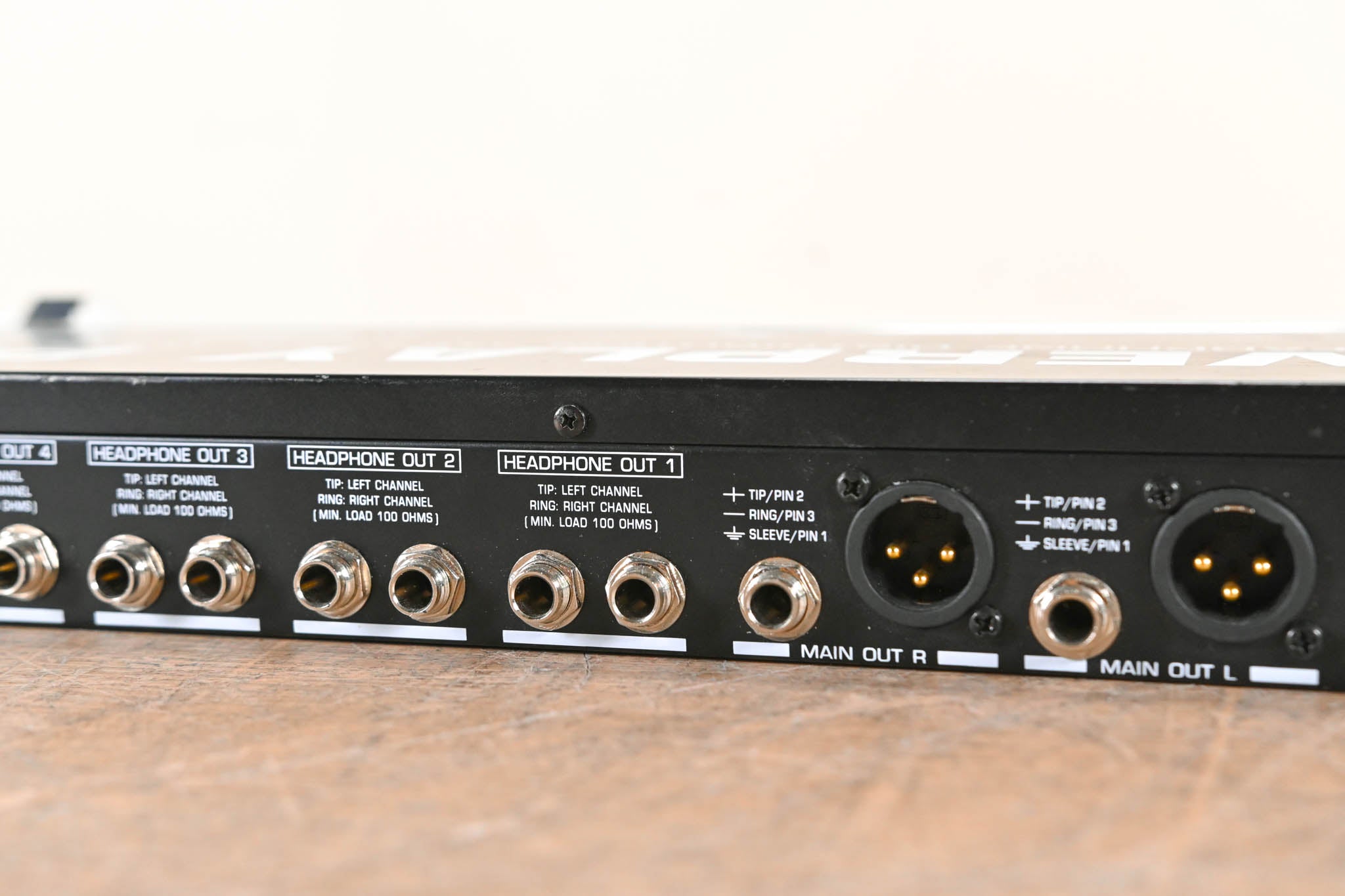 Behringer Powerplay Pro HA4400 4-CH Headphone Distribution Amplifier