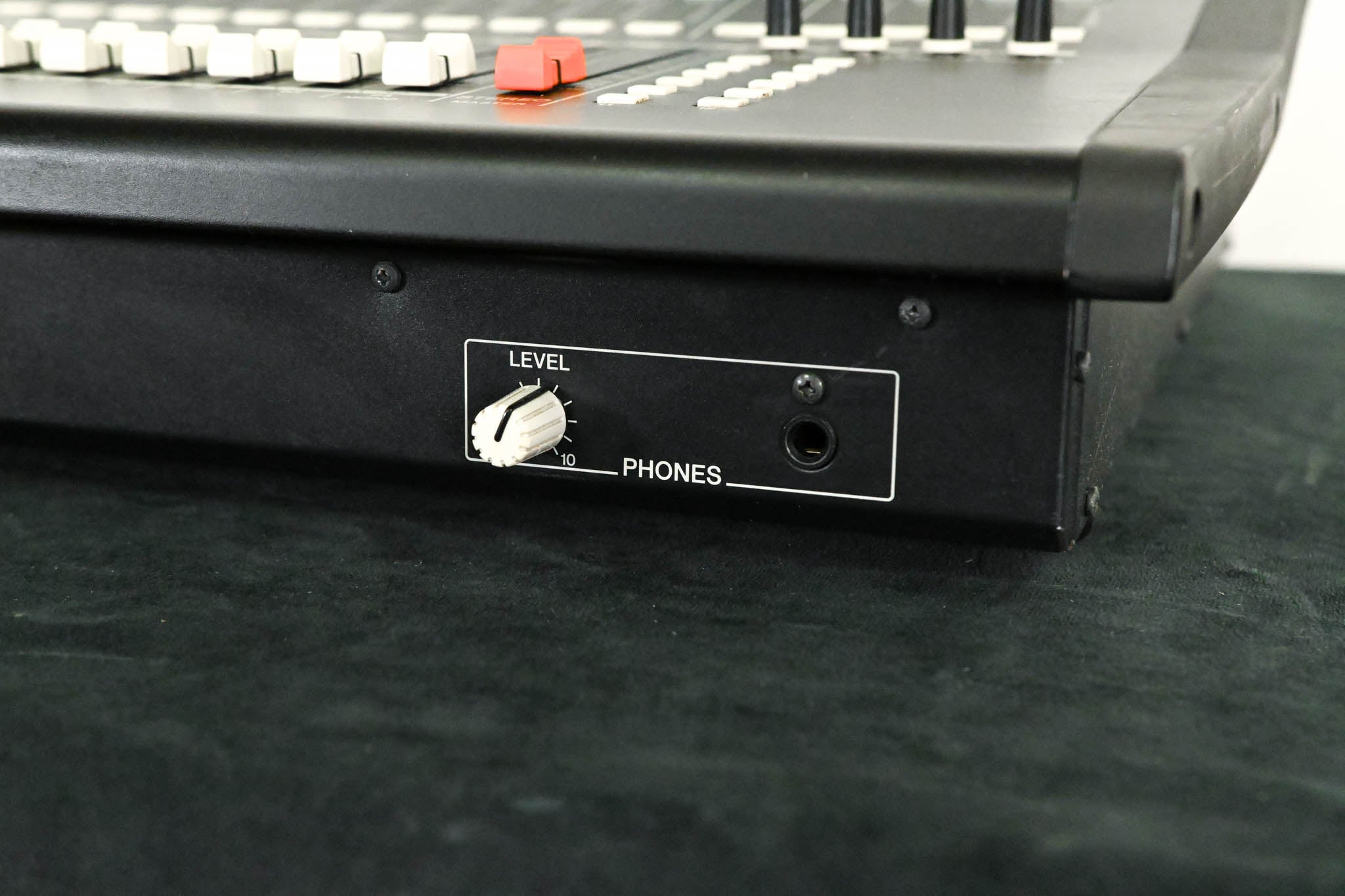 Yamaha LS9-32 32-Input Digital Mixing Console