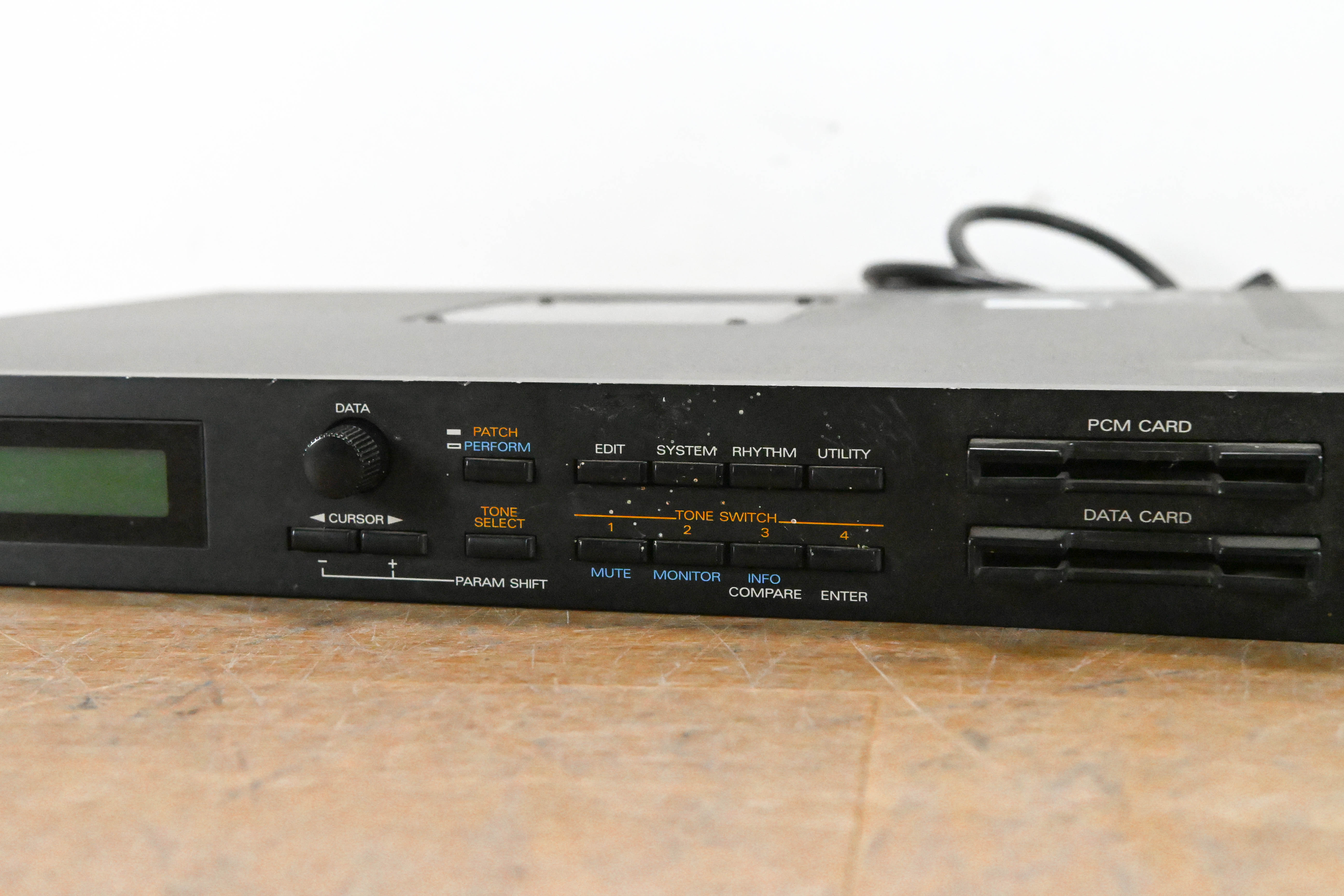 Roland JV-880 Multi Timbral Synthesizer Module