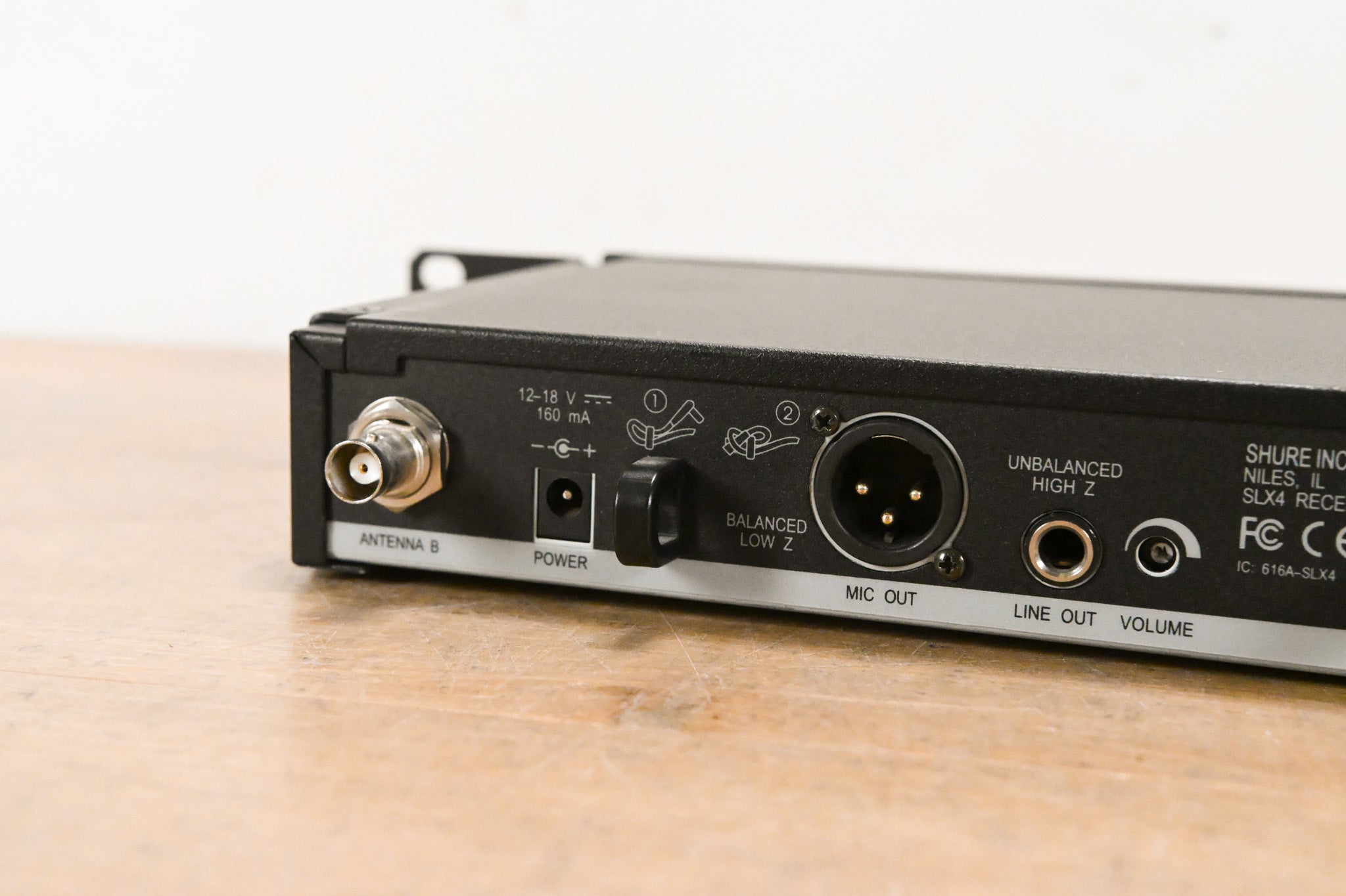 Shure SLX4 Wireless Receiver - L4 Band: 638-662 MHz (NO POWER SUPPLY)