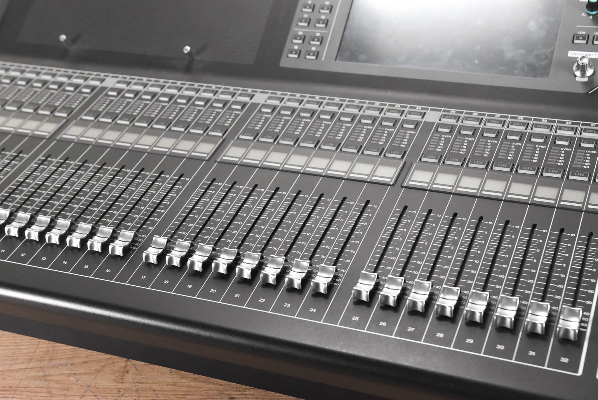 Yamaha QL5 64-Channel Digital Audio Mixing Console