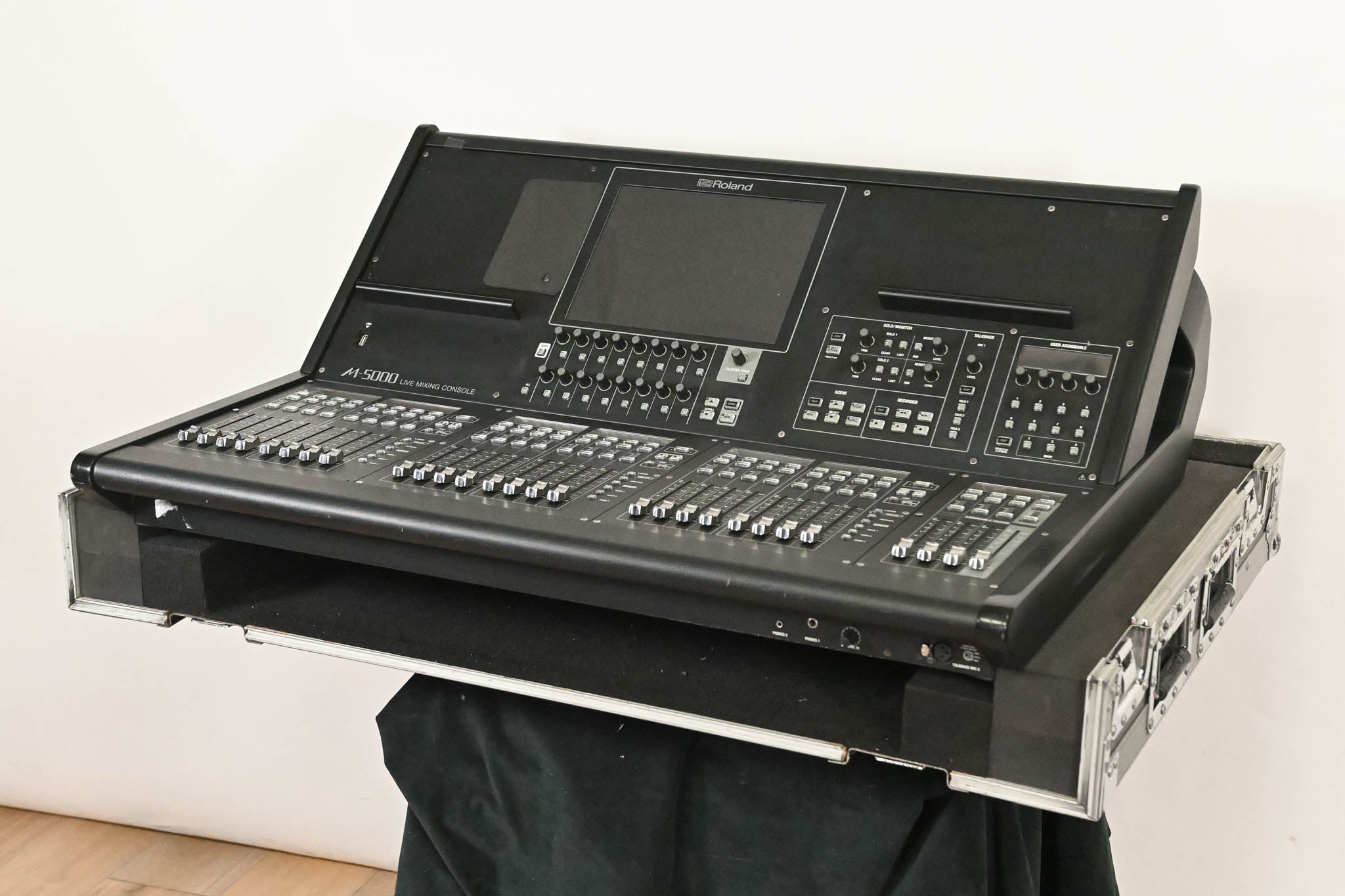Roland M-5000 Live Mixing Console with Road Case CG01VM1