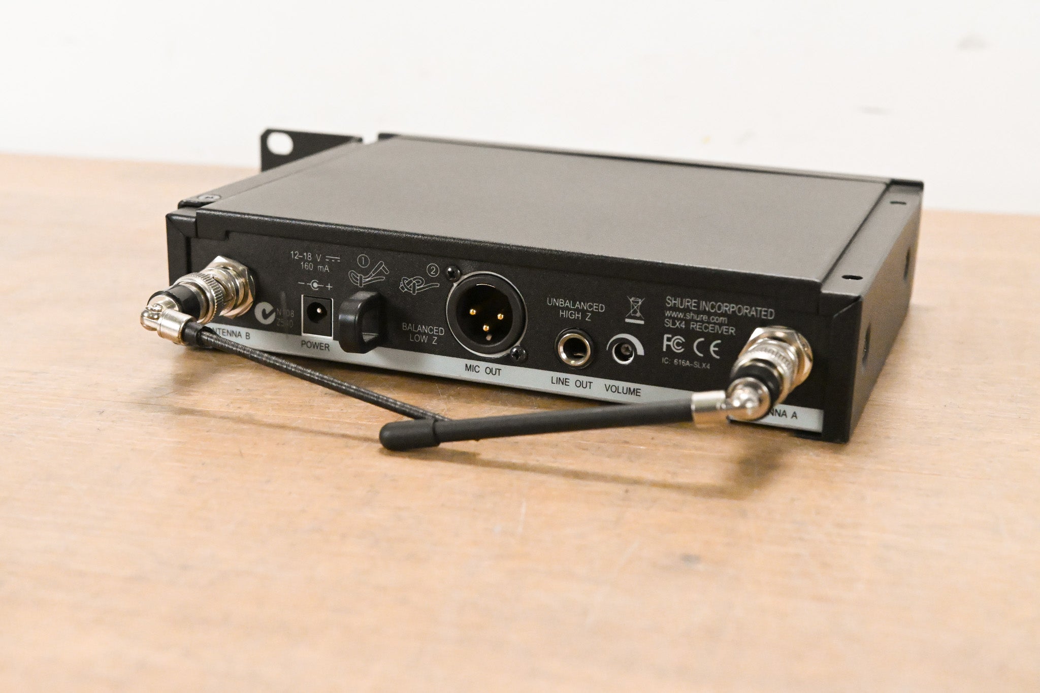 Shure SLX4 Wireless Receiver - L4 Band: 638-662 MHz (NO POWER SUPPLY)