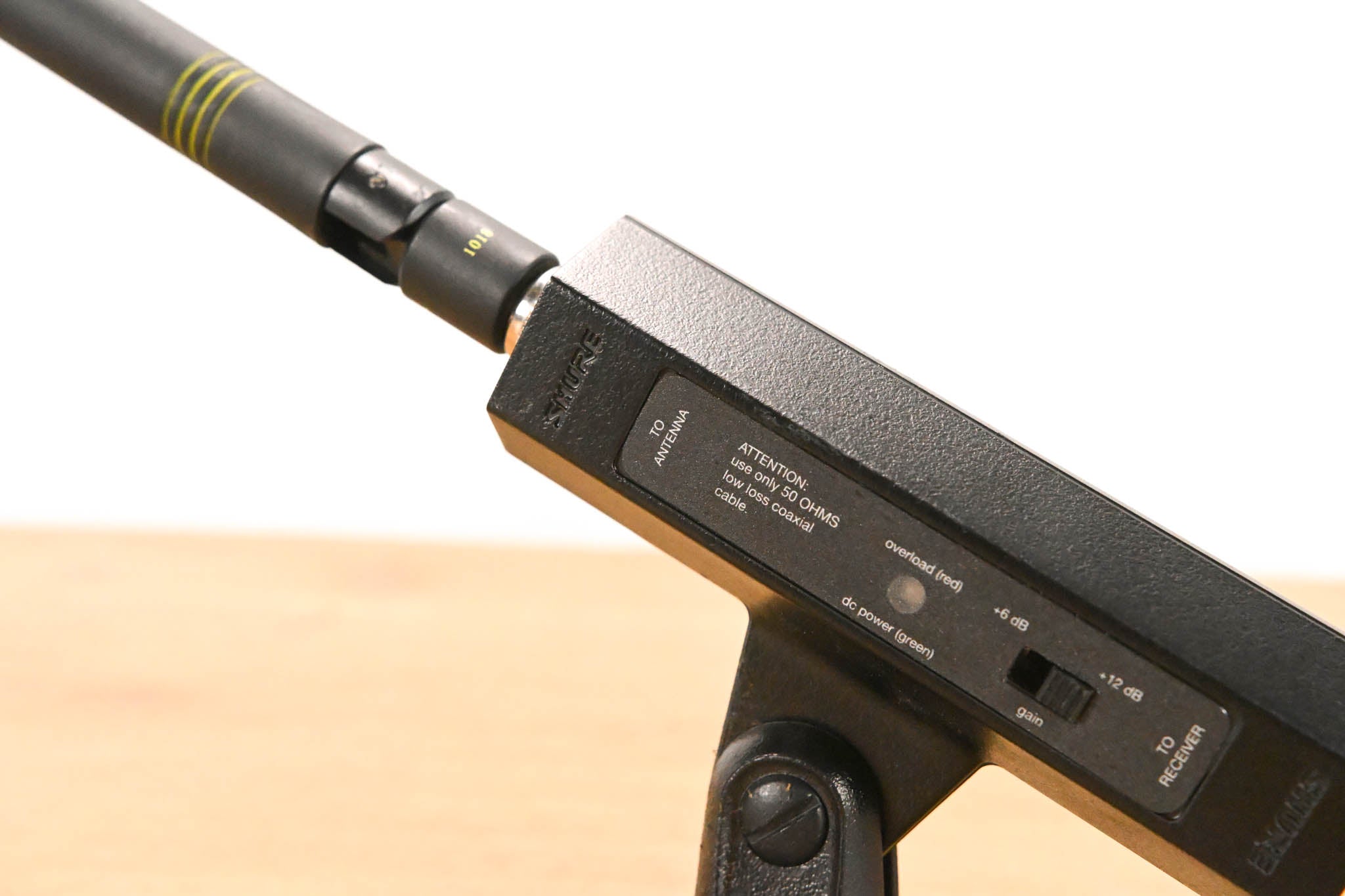 Shure UA834WB In-Line Antenna Amplifier with Stand - 470-900 MHz