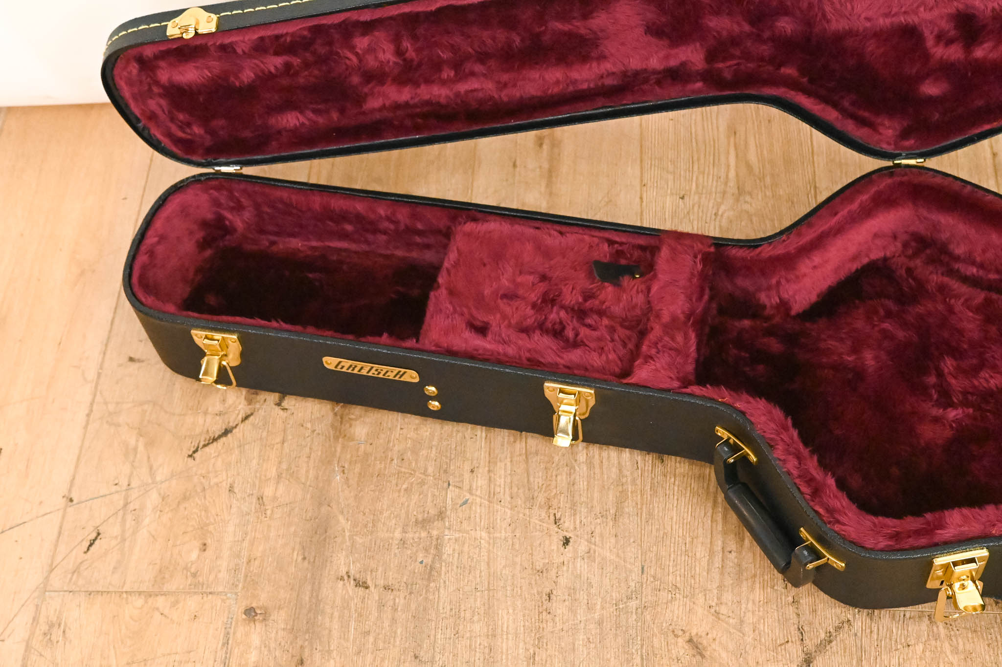 Gretsch G6241 16-inch Deluxe Hollowbody Electric Hardshell Case