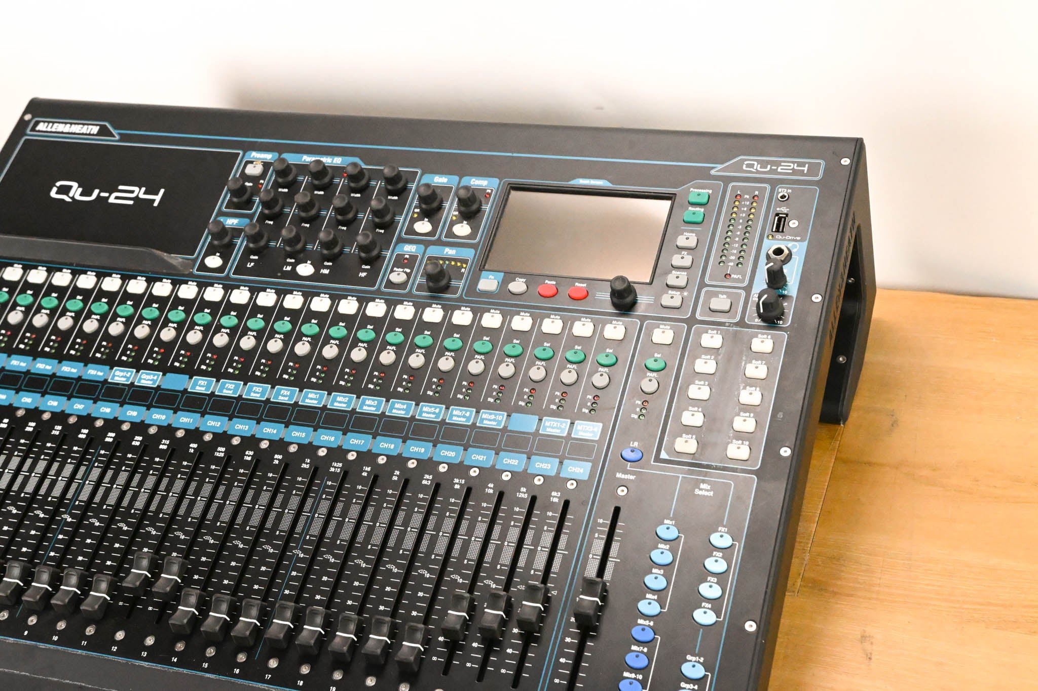 Allen & Heath Qu-24 24-Channel Digital Mixing Console