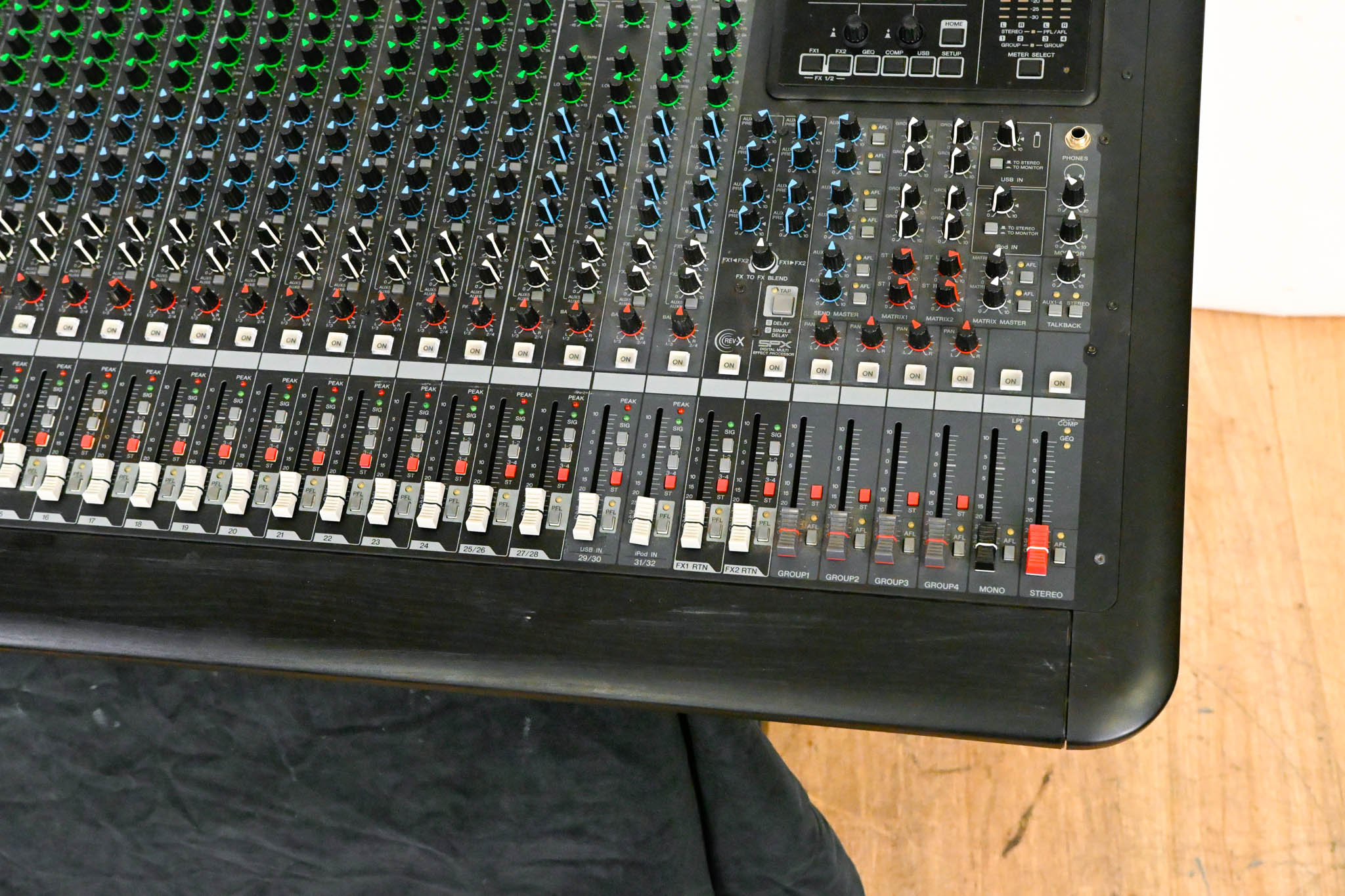 Yamaha MGP32X 32-Channel Mixer with USB and Effects