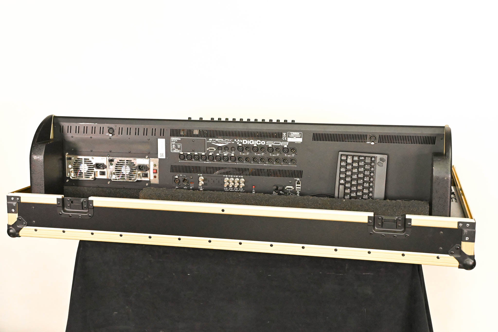 DiGiCo SD8  120-Channel Digital Mixing Console with Road Case