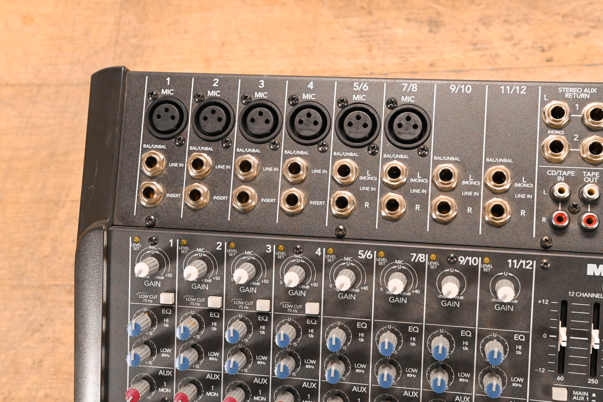 Mackie DFX-12 12-Channel Mixer with Digital Effects CG01TZ0