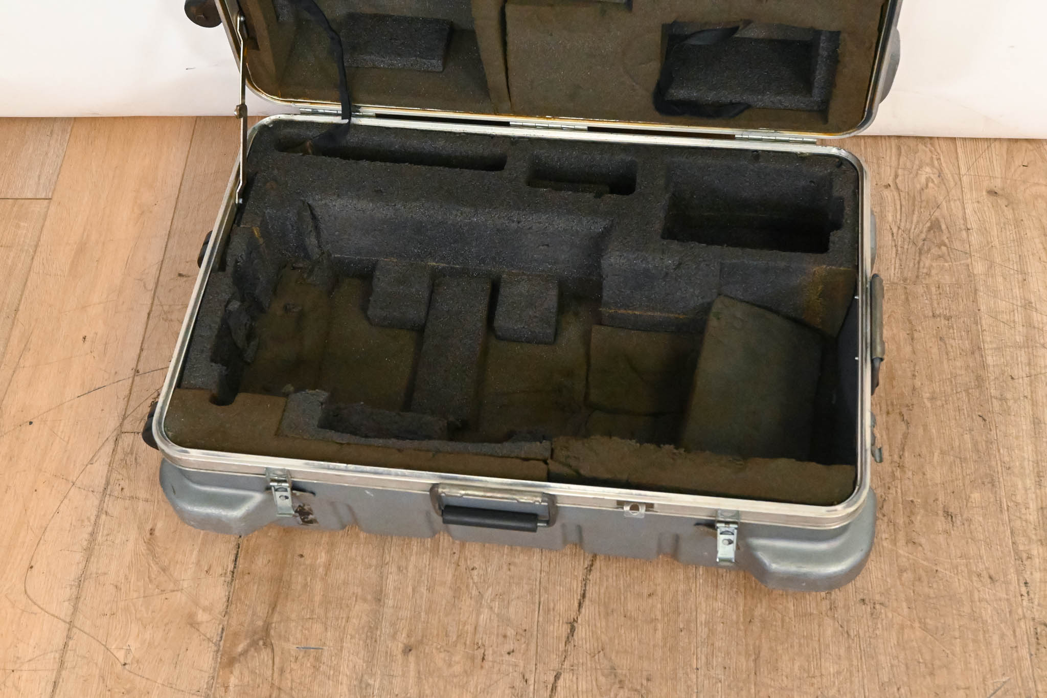 Thermodyne Shok-Stop SHAN-B700 Heavy Duty Rolling ATA Case