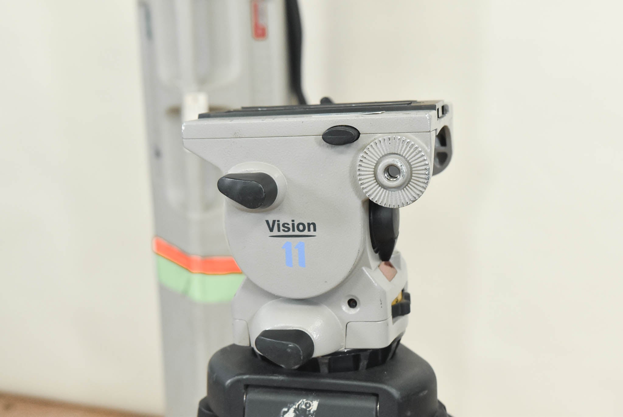 Vinten Vision 11 Fluid Head with Aluminum Tripod