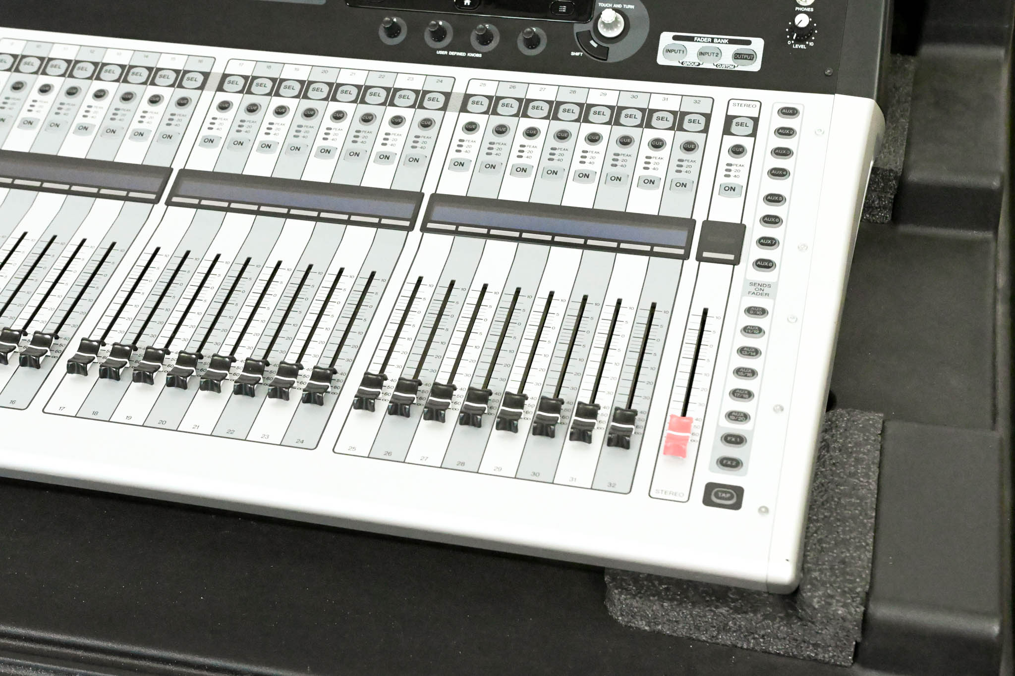 Yamaha TF5 32-Input Digital Mixing Console with Road Case