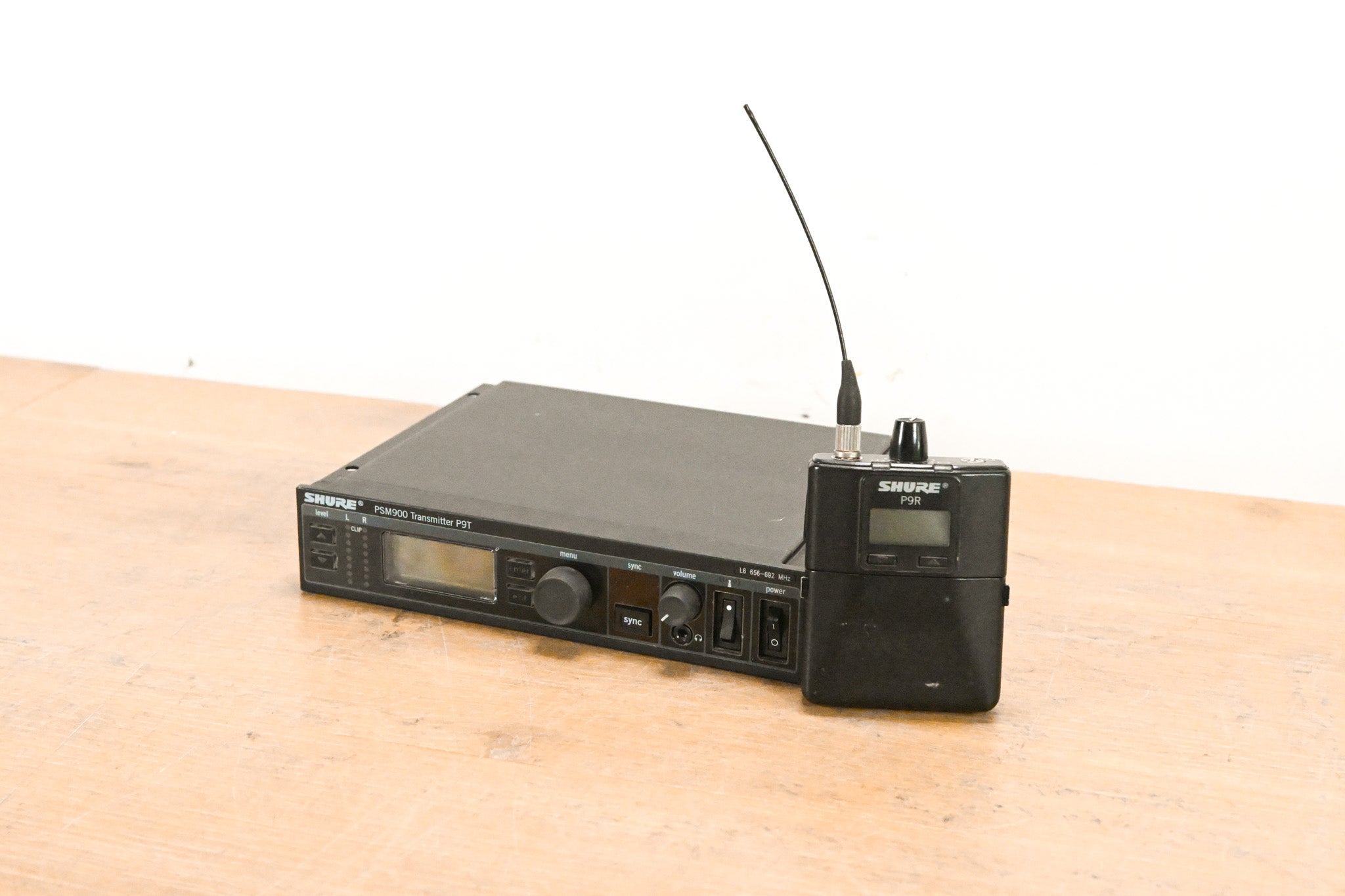 Shure PSM 900 Wireless IEM System L6 Band: 656-692 MHz (NO POWER SUPPLY)
