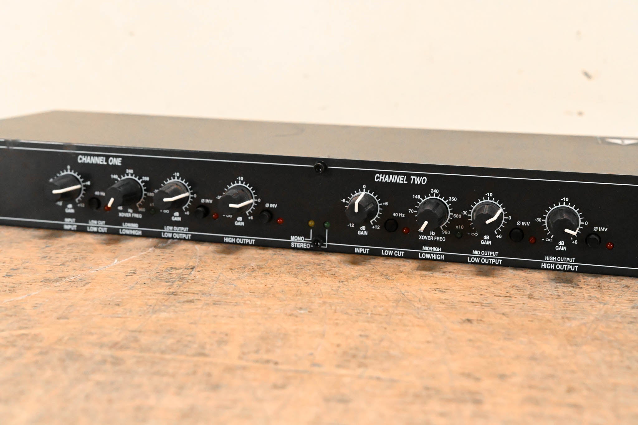 dbx 223XL ステレオ 2-Way/Mono 3-Way クロスオーバー DBX 223XL Stereo 2-Way/Mono 3-Way Crossover Rack Mountable