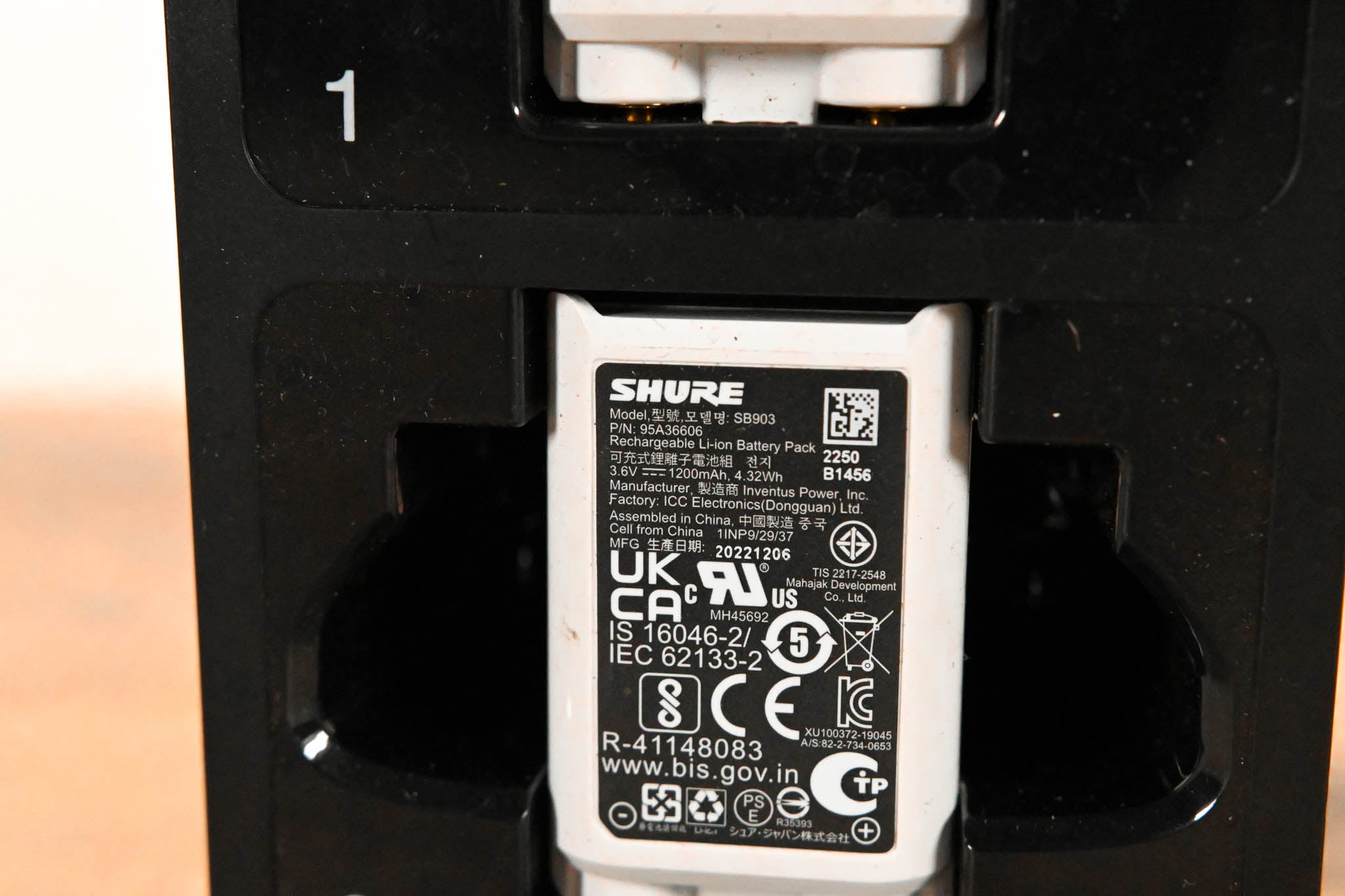 Shure SBC203 Dual-Docking Recharging Station with two SB903 Batteries