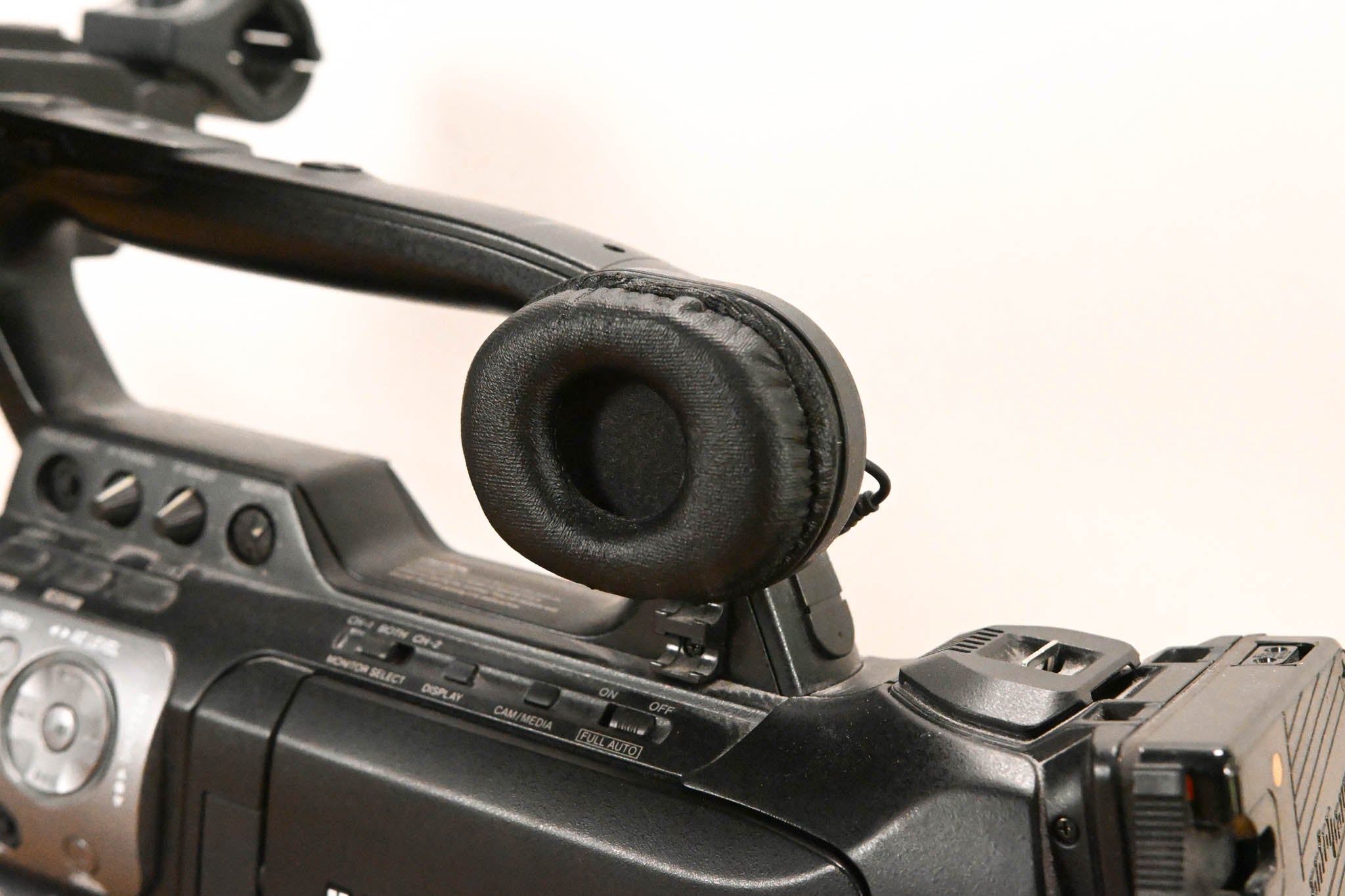 JVC GY-HM700CHU ProHD Compact Shoulder Solid State Camcorder