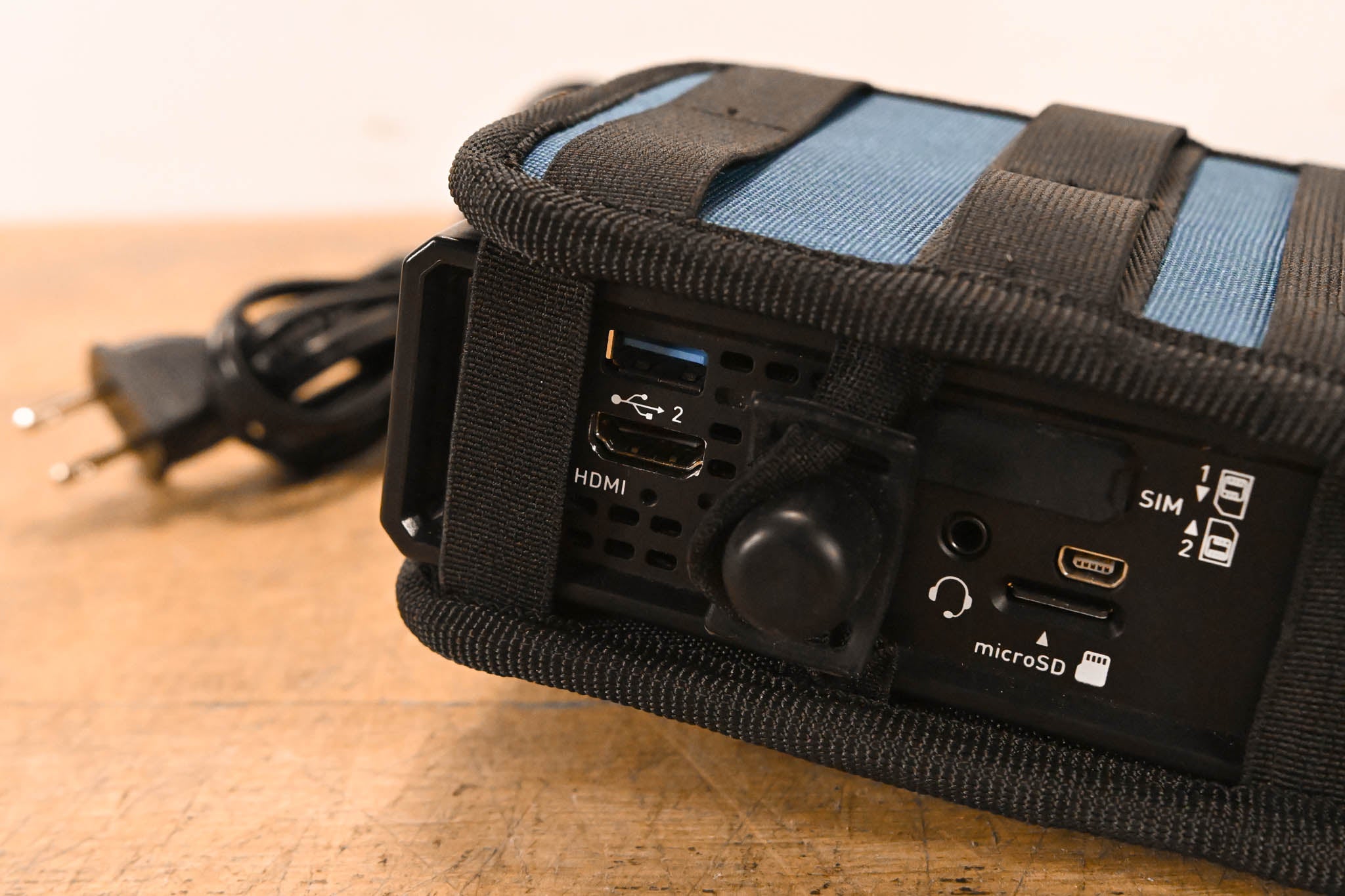 LiveU LU200 Camera-Mount Unit w/ SDI/HDMI Inputs