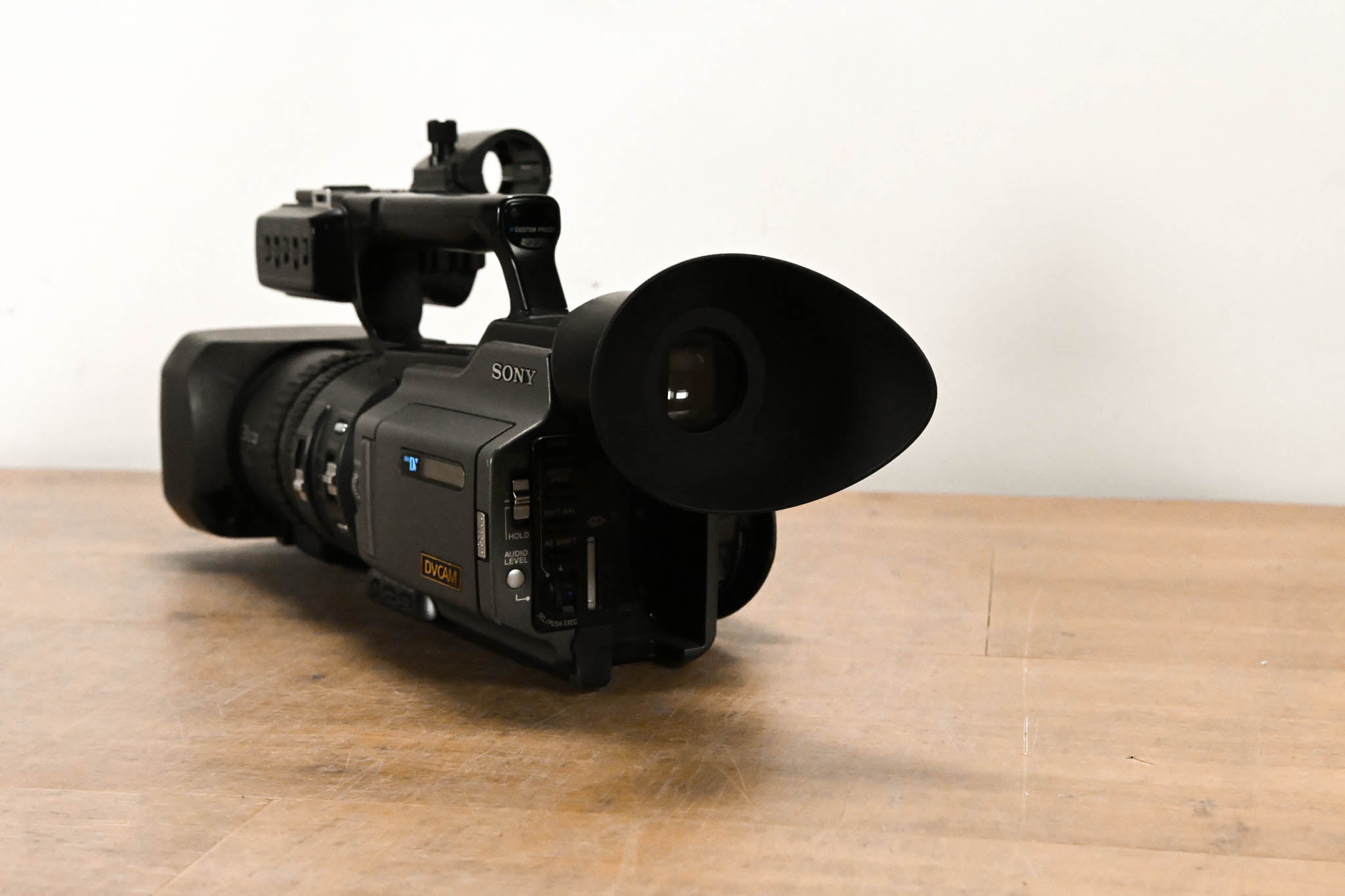 Sony DSR-PD170 3-CCD Mini DVCAM Camcorder