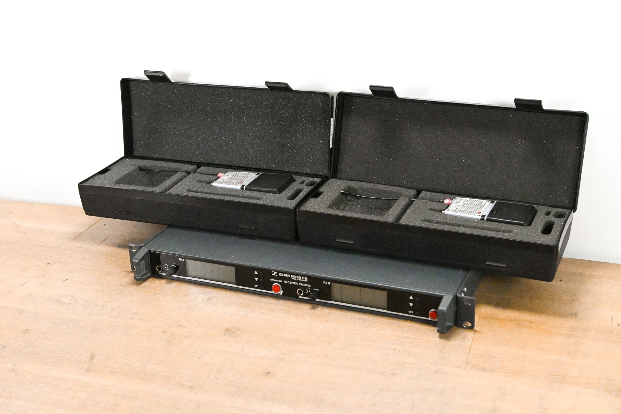 Sennheiser EM 3032-U Mikroport Receiver w/ SK250 Bodypacks 506-530 MHz