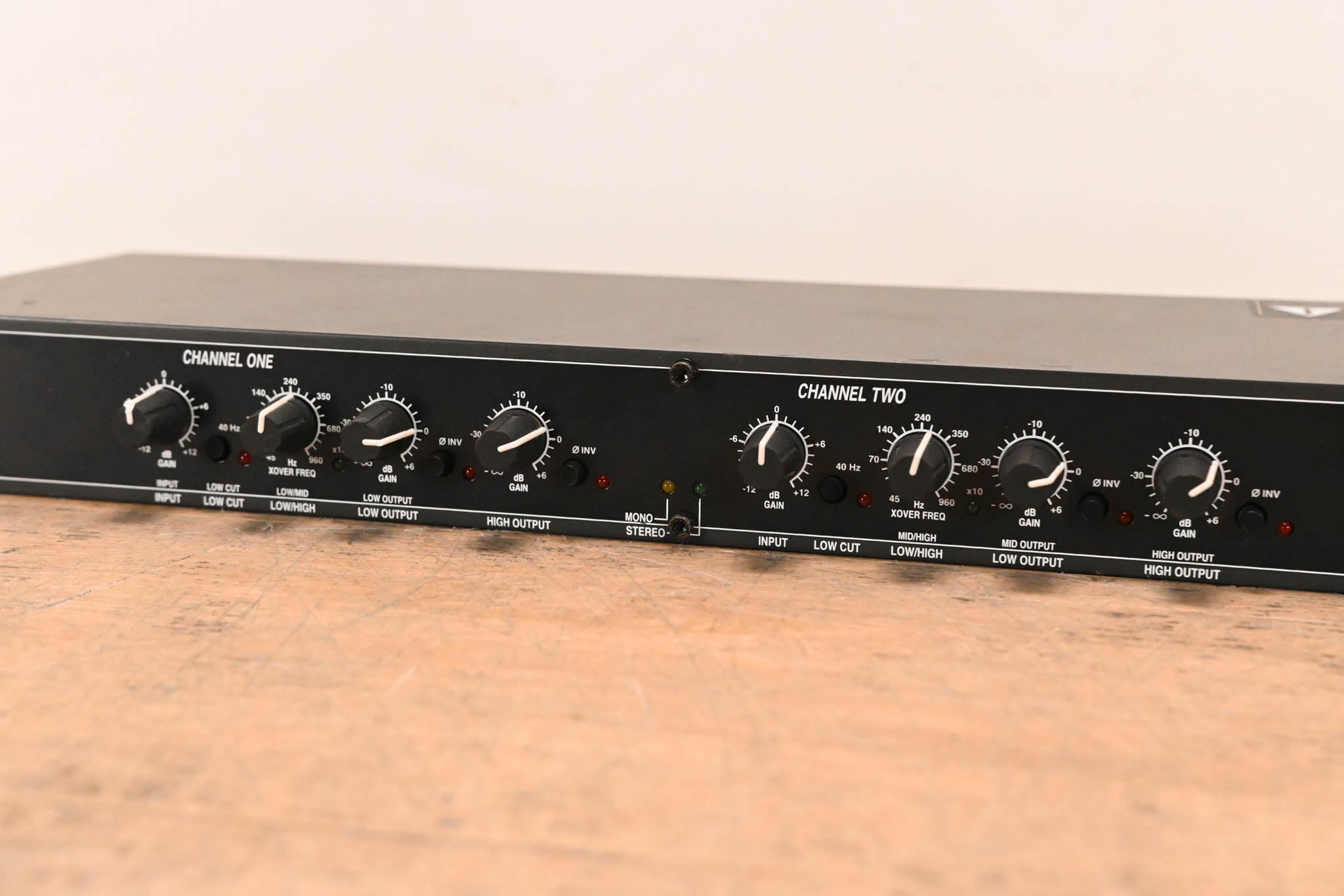 dbx 223 Stereo 2-Way / Mono 3-Way Crossover