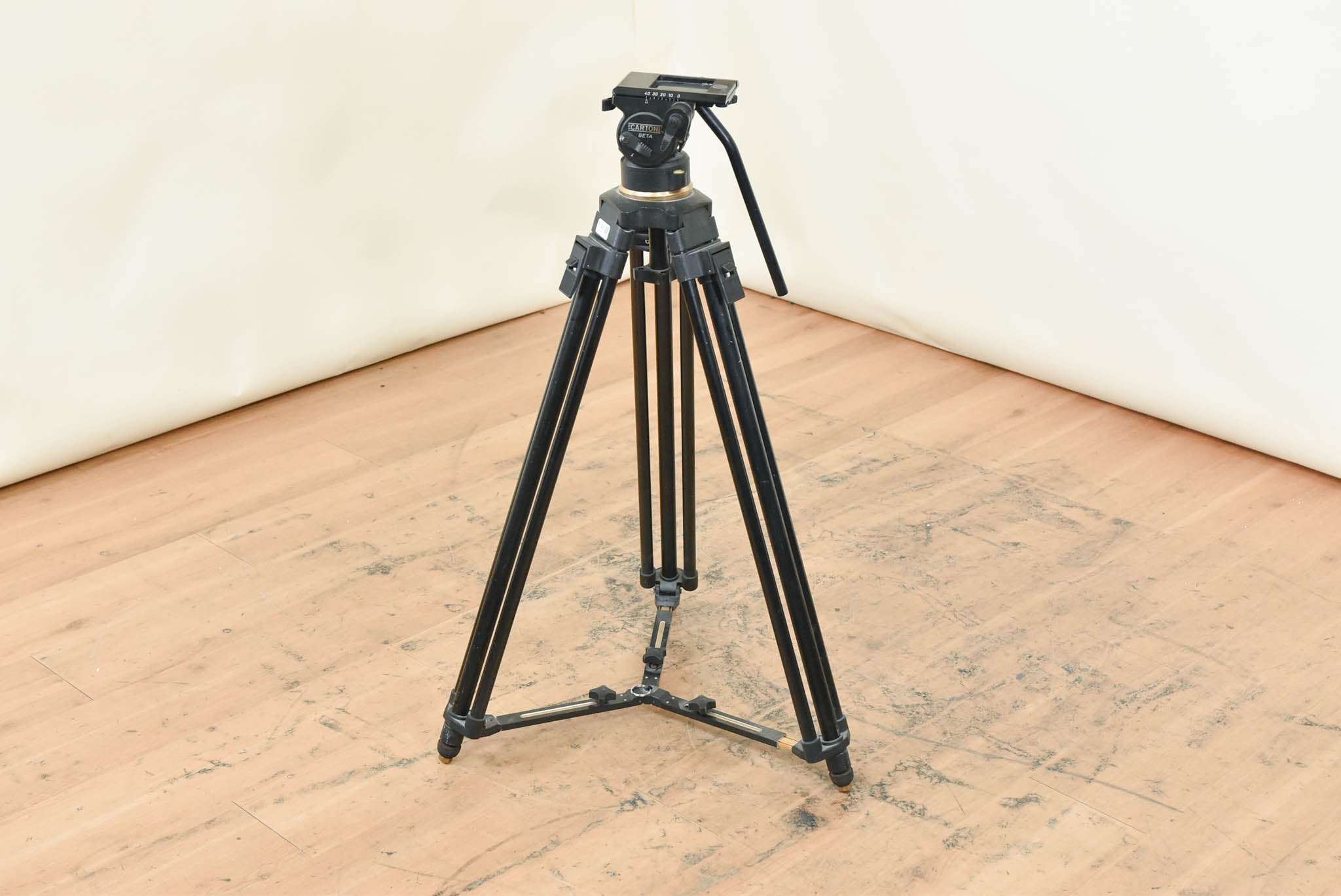 Cartoni Beta Fluid Head with One-Stage Metal Tripod