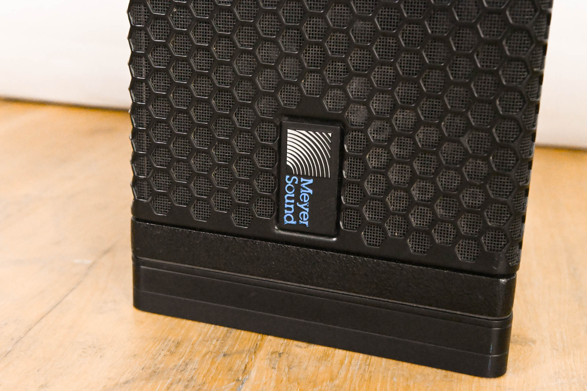 Meyer Sound M1D Ultra-Compact Curvilinear Array Loudspeaker